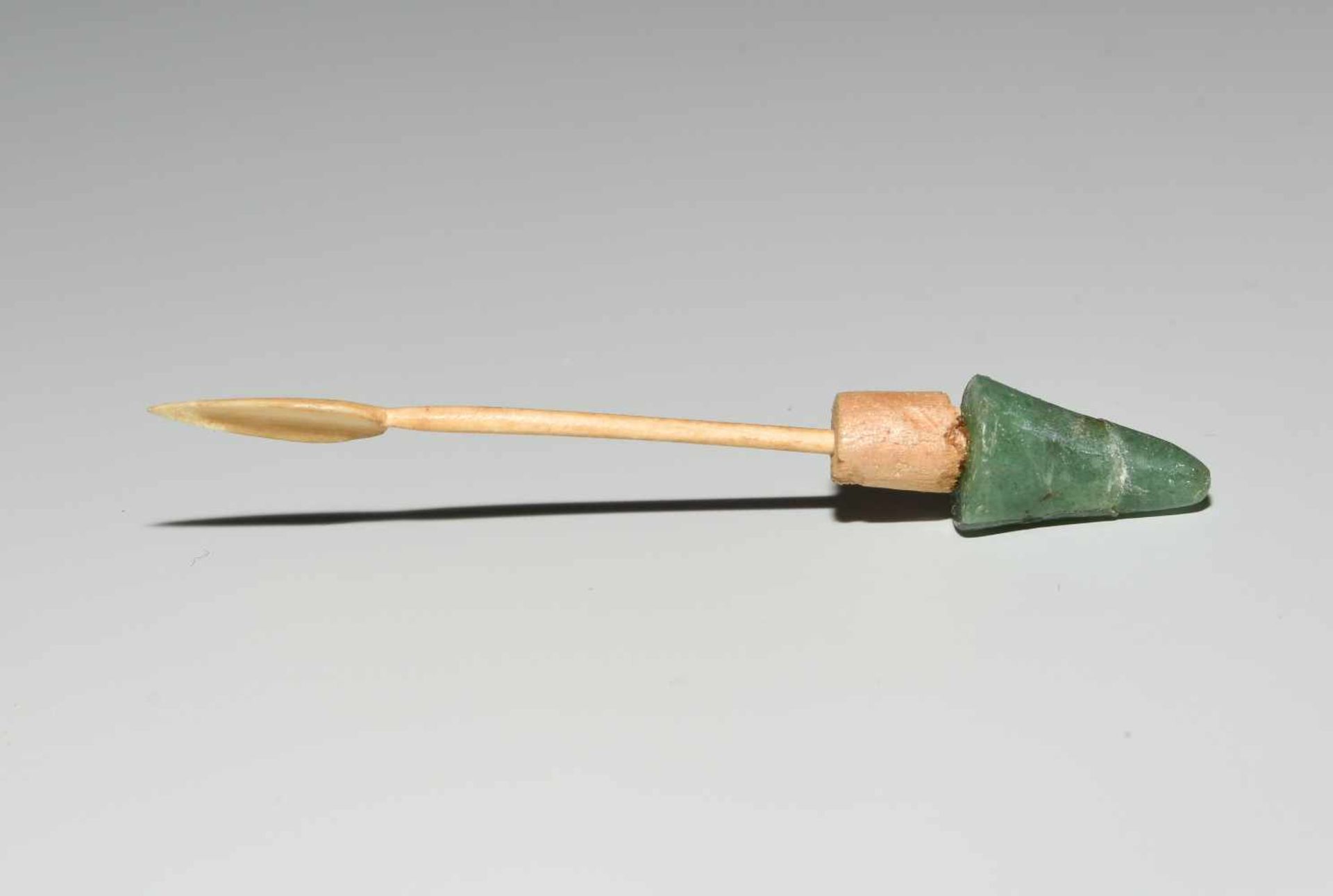 Snuff BottleChina, 20.Jh. Helle celadonfarbene Jade. In Form eines Kiesels. H 9,5 cm. - Stöpsel - Bild 9 aus 9