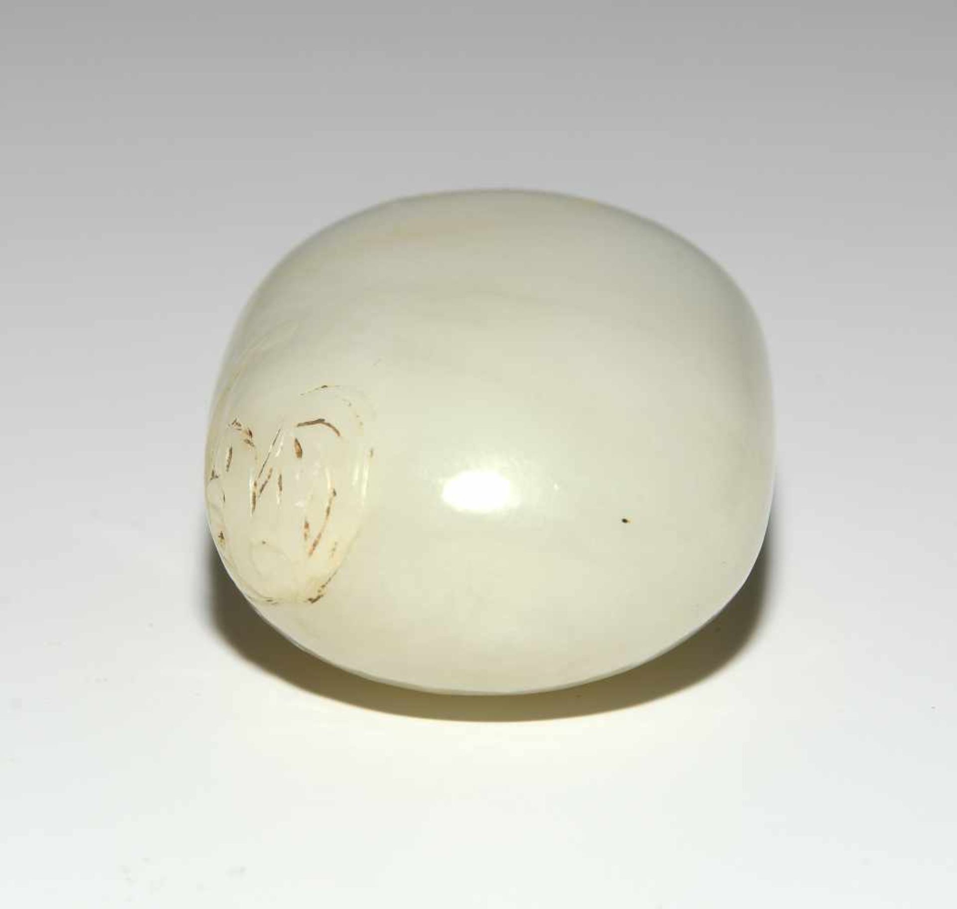 Snuff BottleChina, 20.Jh. Gräulich-weisse Jade. Ovoidform mit gravierter Fledermaus. H 7 cm. - Bild 6 aus 9