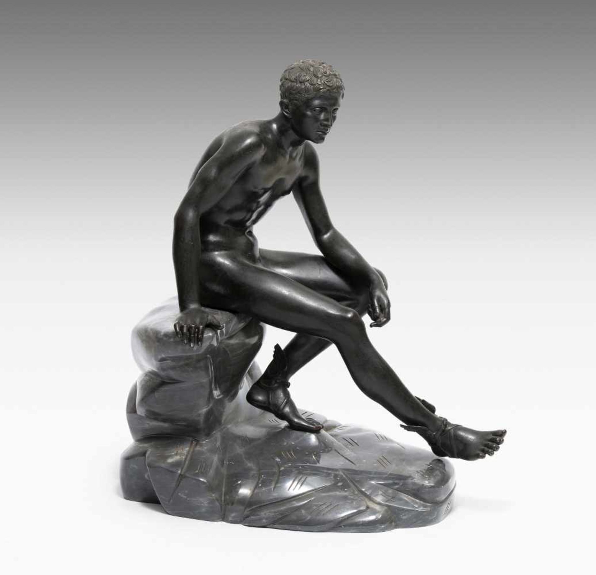 Figur "Sitzender Merkur"19.Jh., mit Ergänzung. Nach der Antike. Bronze mit dunkler Patina. Aus