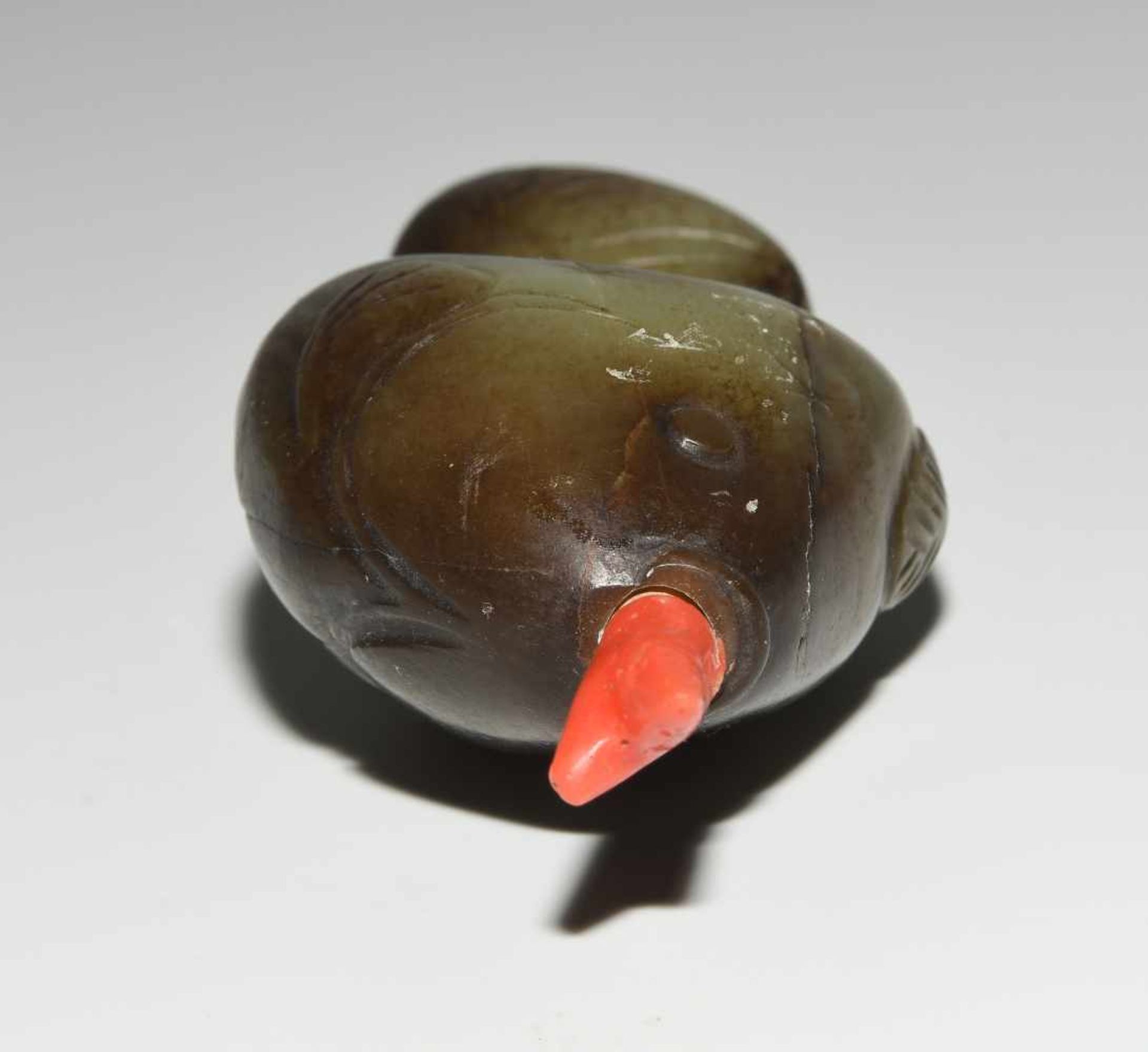 Snuff BottleChina, 20.Jh. Celadonfarbene Jade mit dunklen Zonen. In Form eines Fisches. Riss. - Bild 7 aus 9