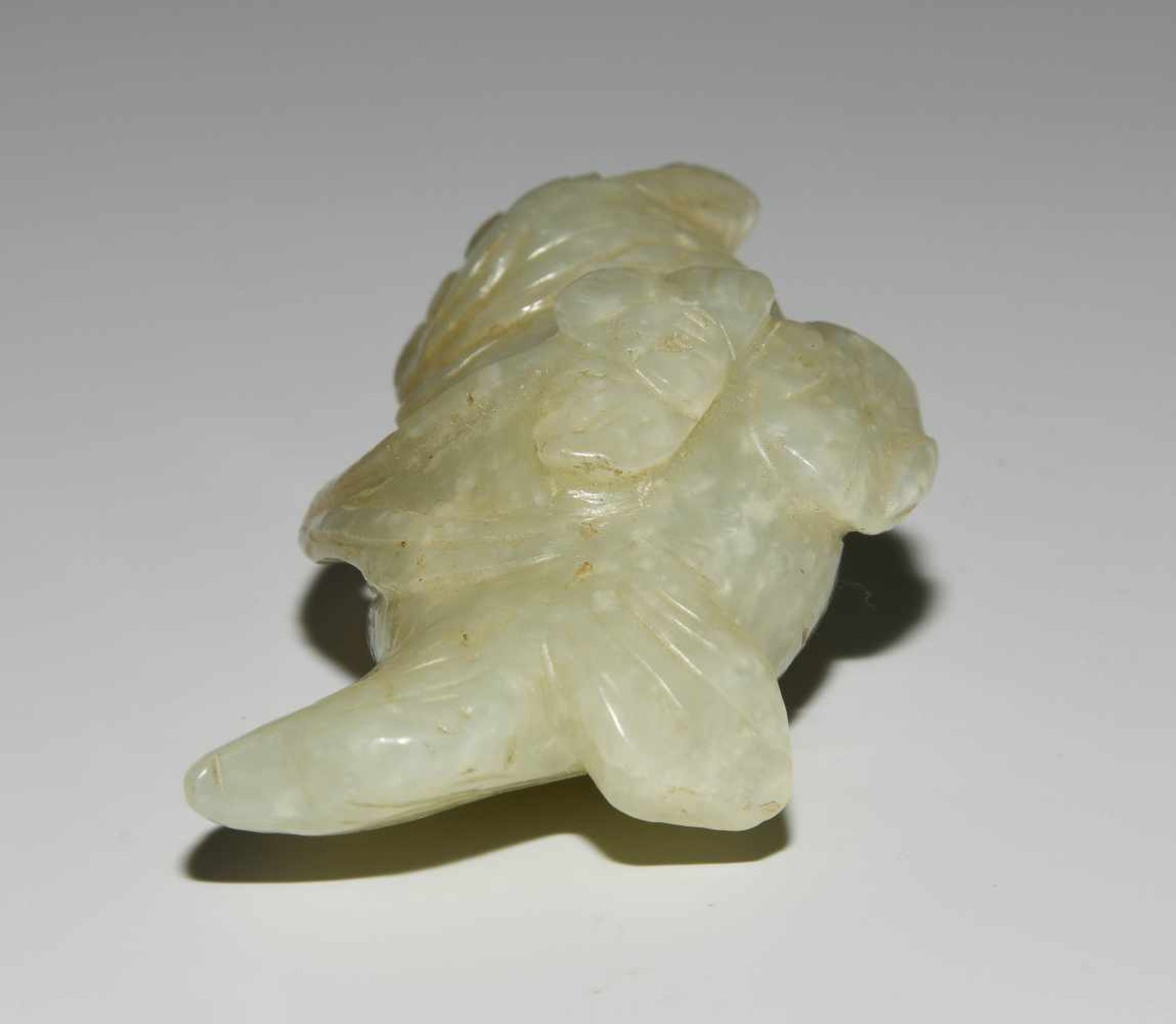 Snuff BottleChina, 20.Jh. Celadongrüne Jade. In Form eines Goldfischs. Stöpsel aus Koralle, geklebt. - Bild 5 aus 9