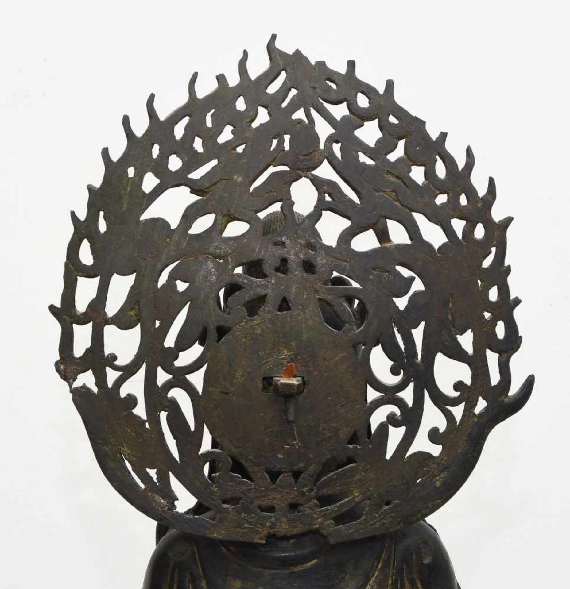 Grosse Figur der GuanyinChina. Bronze. Auf Lotossockel stehende Guanyin, gekleidet in langem - Bild 11 aus 12