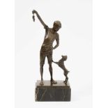 Hans Elischer(1891–1966)Junge mit Hund und Maus. Dat. 1920. Bronze, patiniert; Marmorsockel.