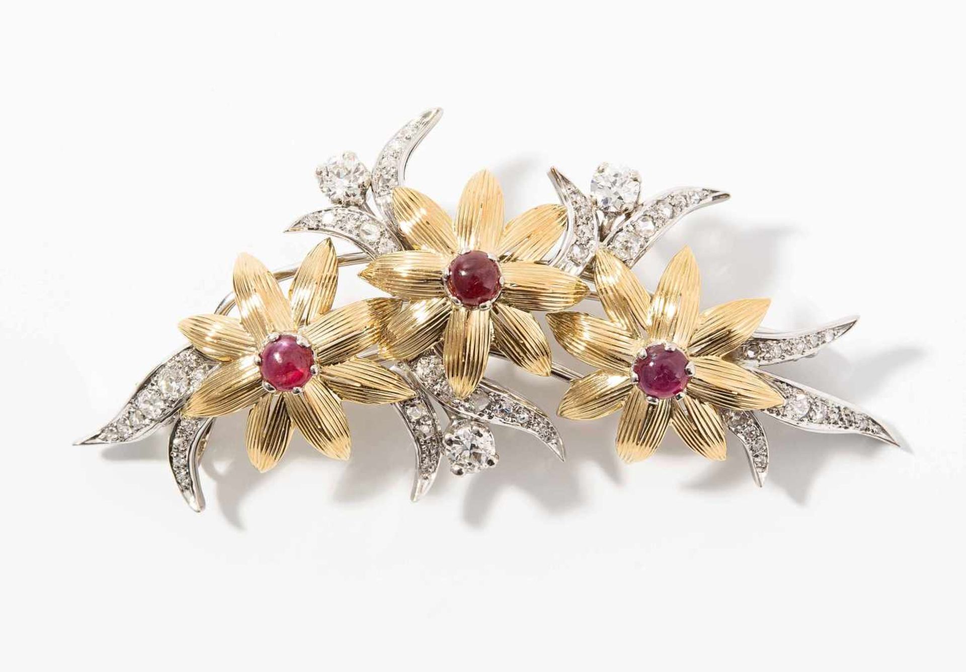 Rubin-Diamant-Brosche1940er Jahre. Modifiziert. 750 Gelb- und Weissgold. 3 gravierte Blumen mit 3