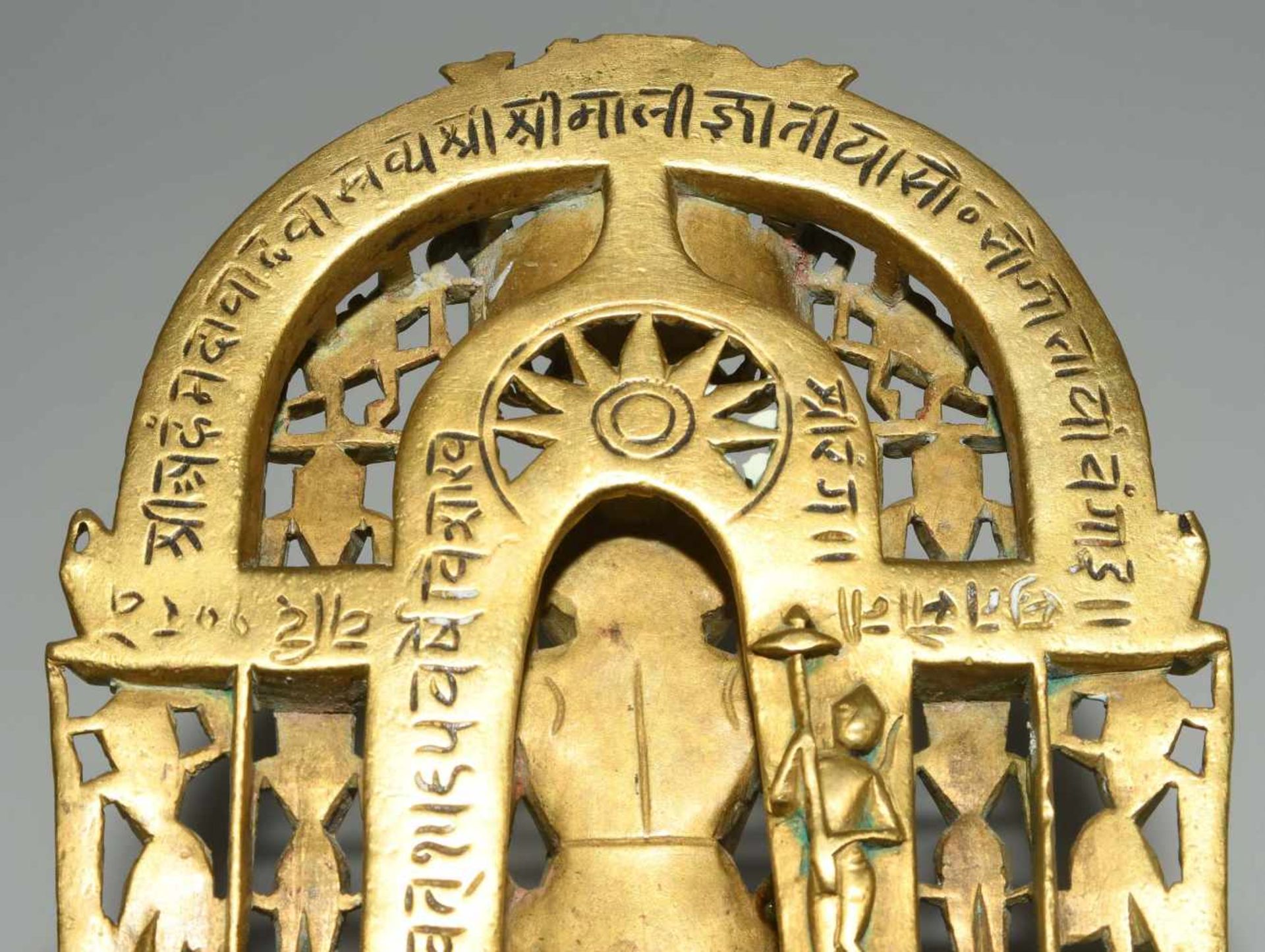 Jain-AltarWestindien. Bronze mit Silbereinlagen. Kleiner, z.T. durchbrochen gearbeiteter Jain- - Bild 6 aus 9