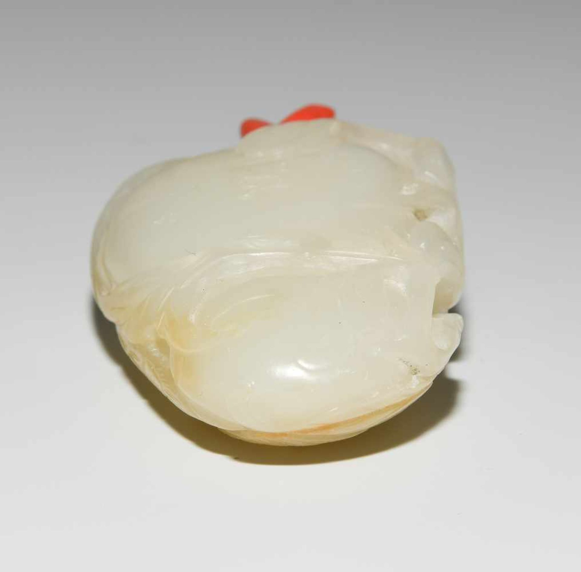 Snuff BottleChina, 20.Jh. Weisse, leicht gräuliche Jade. Eine Seite geschnitzt mit Kranich, die - Bild 6 aus 9