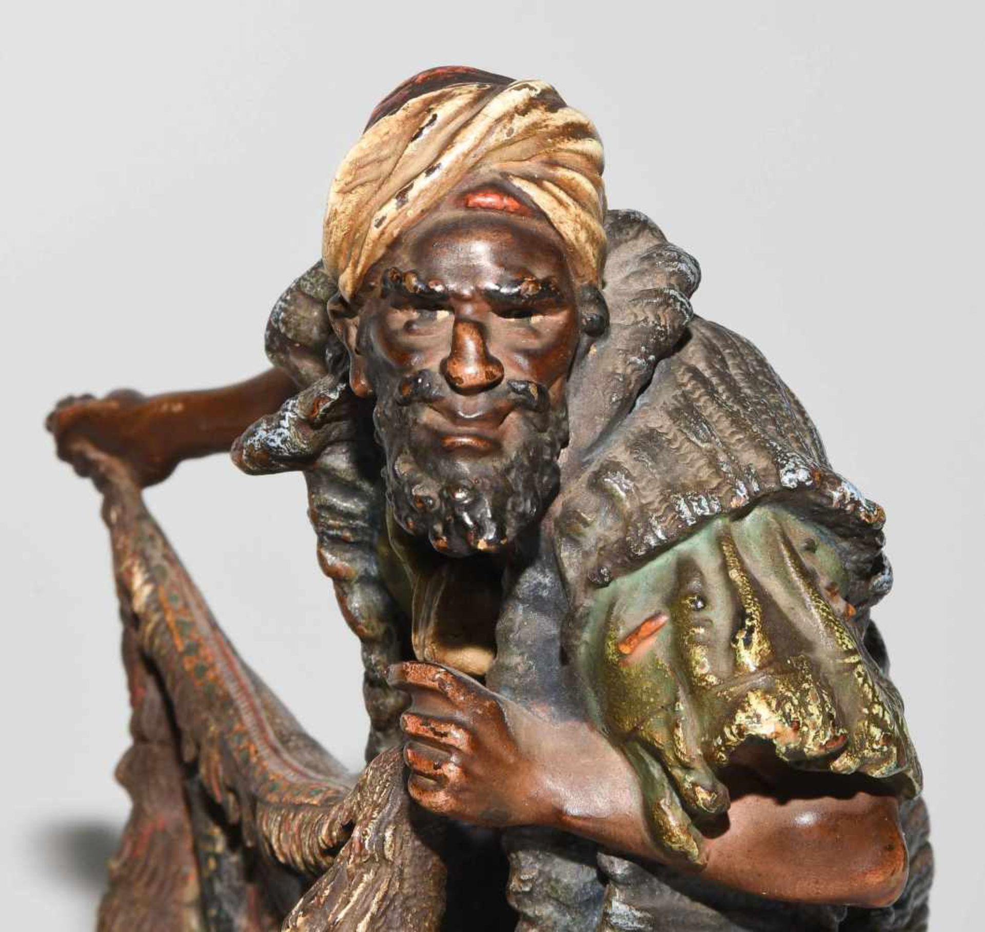 Figur: TeppichhändlerWiener Bronze, nach 1900. Ziseliert und polychrom bemalt. Gemarkt Bergmann. H - Bild 7 aus 11