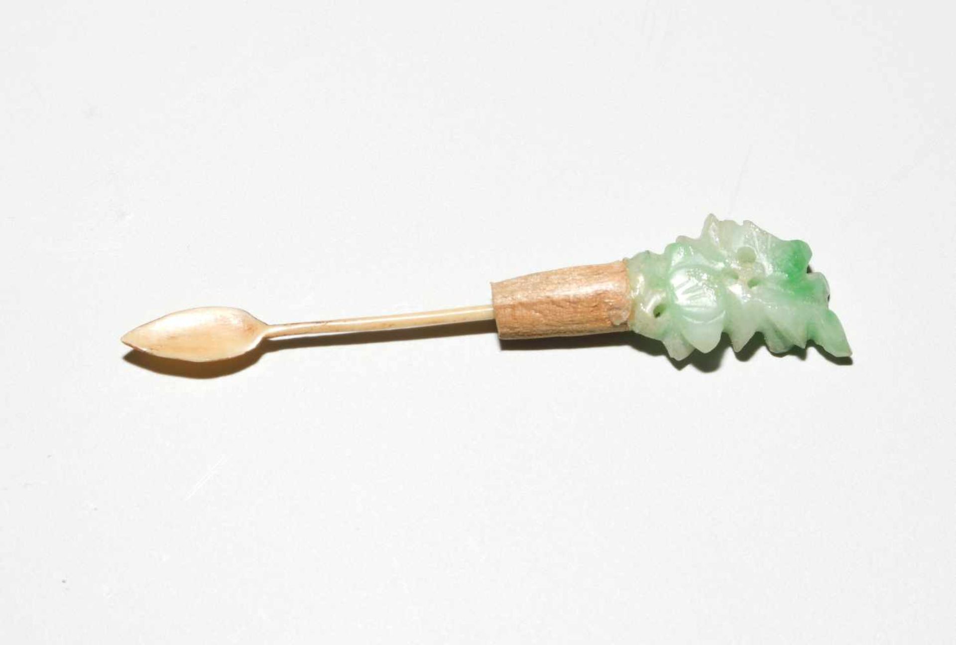 Snuff BottleChina, 20.Jh. Rauchquarz. In Form einer Zikade. H 7,5 cm.Provenienz: Schweizer - Bild 9 aus 9
