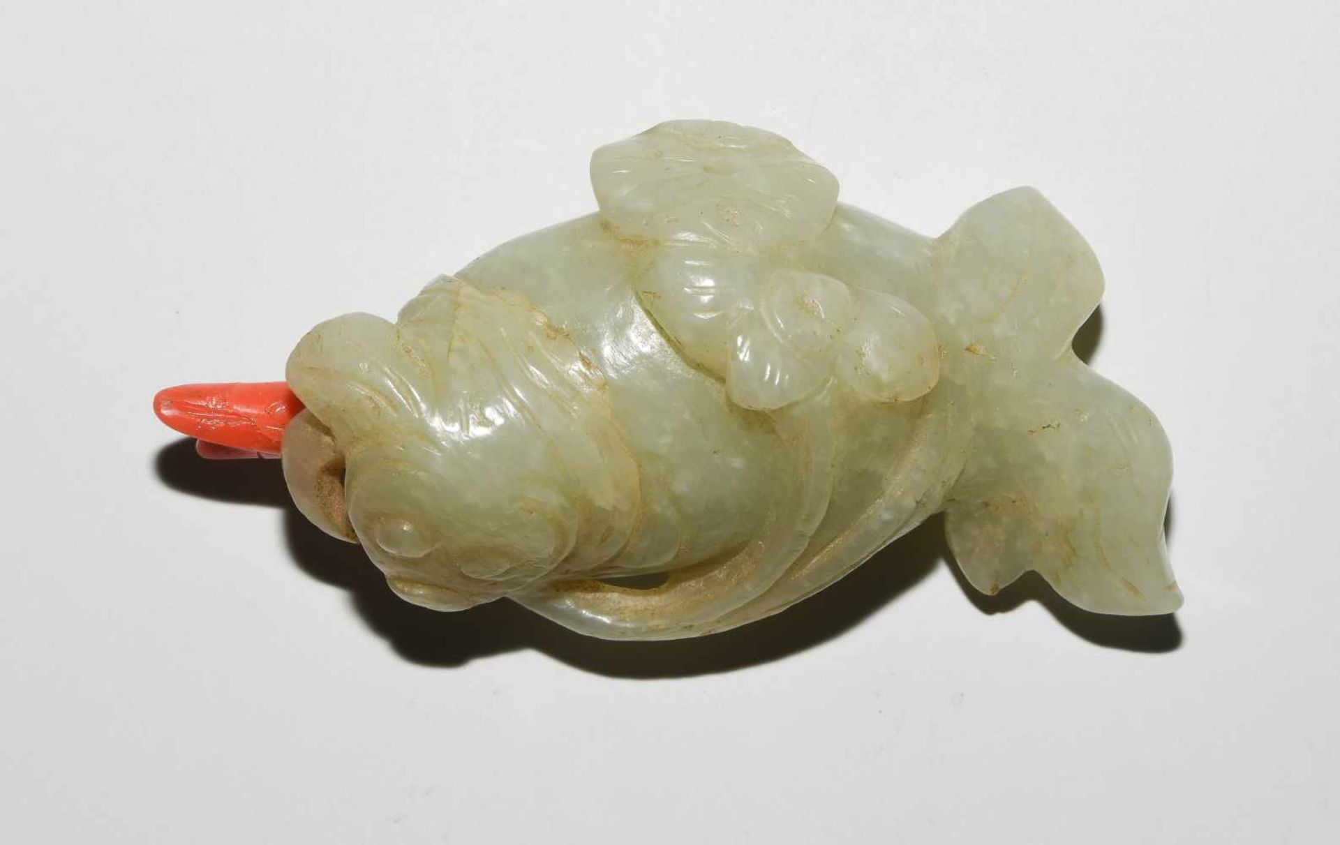 Snuff BottleChina, 20.Jh. Celadongrüne Jade. In Form eines Goldfischs. Stöpsel aus Koralle, geklebt. - Bild 6 aus 9