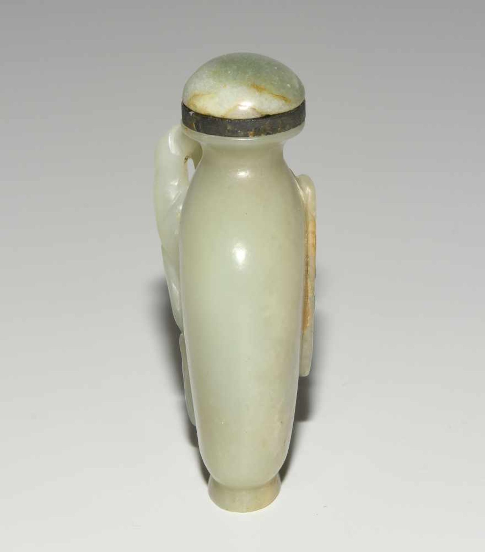 Snuff BottleChina, 20.Jh. Celadonfarbene Jade. Balusterförmiges Gefäss, seitlich reliefiert mit - Bild 5 aus 9