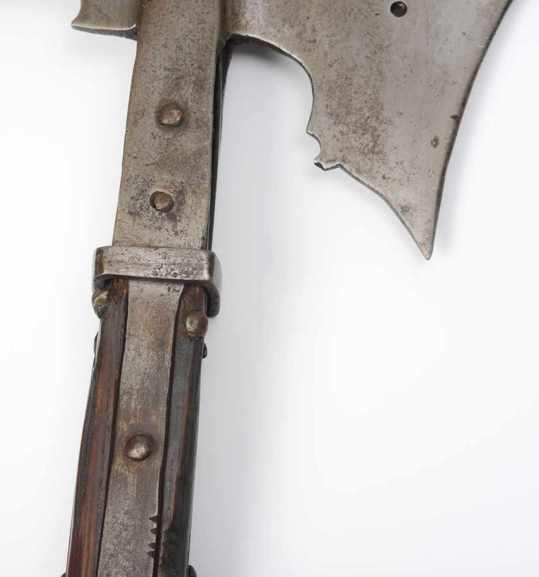 HalbarteDeutschland, um 1700. Eisen, lange Vierkantspitze ( L ca. 106 cm inkl. Schaftfedern). - Bild 4 aus 6