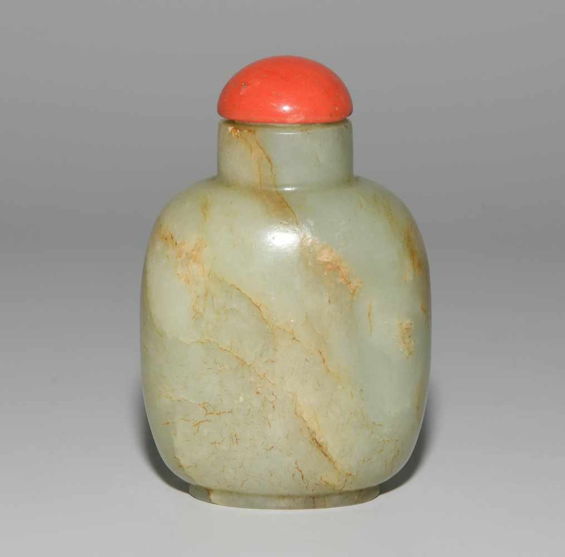 Snuff BottleChina, 20.Jh. Celadongrüne Jade mit ockerfarbenen Adern. Breite Balusterform. Stöpsel - Bild 2 aus 9