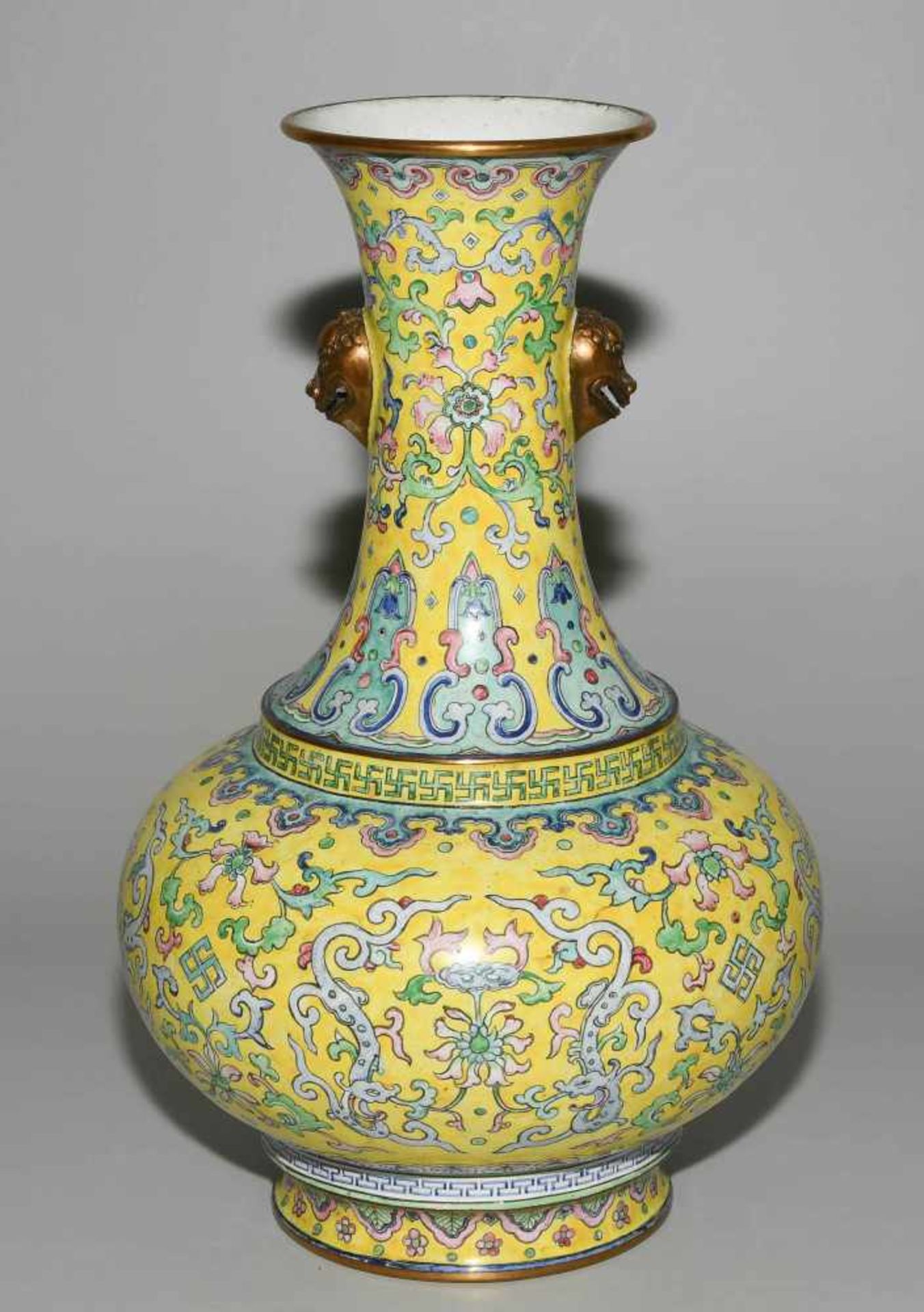 Canton Email VaseChina, Qing-Dynastie. Canton Email. Bauchige Vase mit langem, ausladenden Hals, die - Bild 2 aus 8