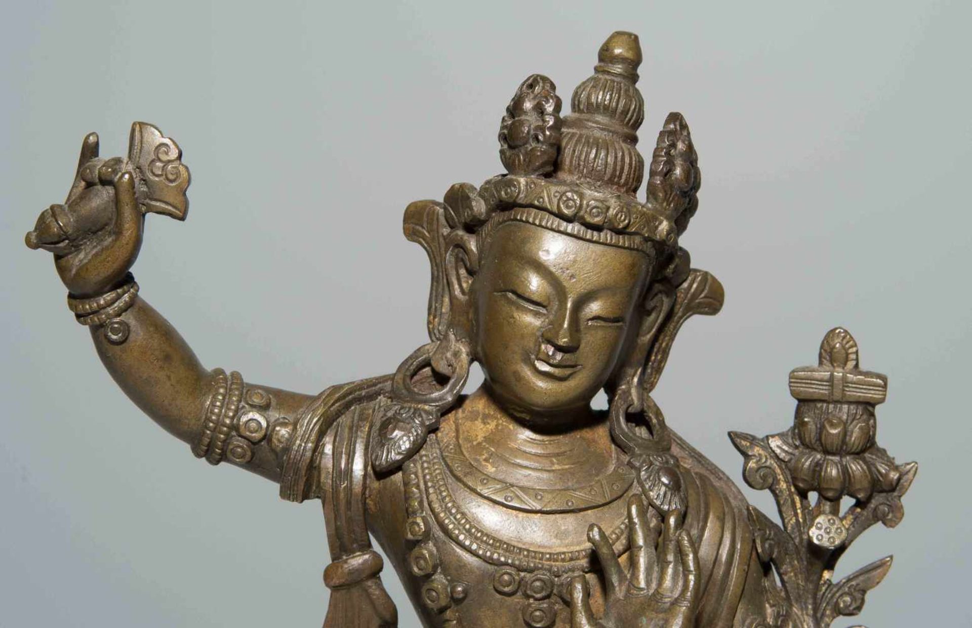 Figur des ManjushriNepal. Bronze. Bodhisattva der Weisheit, seine Rechte mit dem Schwert der - Bild 8 aus 9