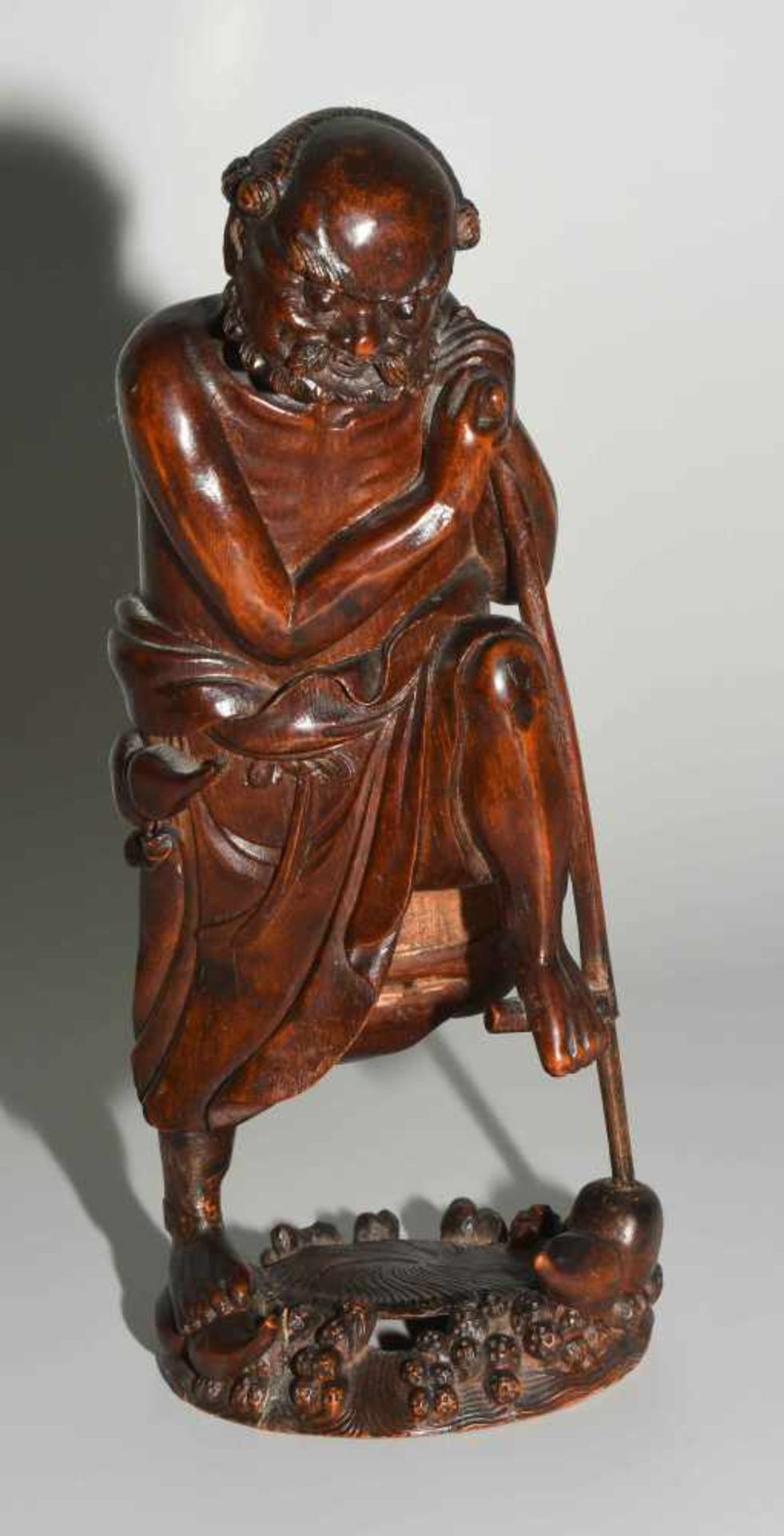Figur des BodhidharmasChina, 20.Jh. Bambus. Figur des Bodhidharma, im Wasser auf zwei Kalebassen - Bild 2 aus 9
