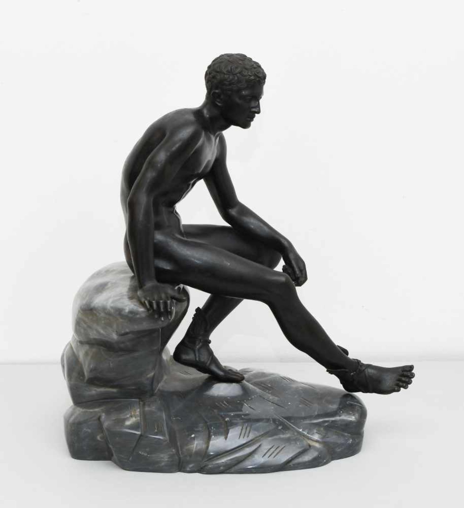 Figur "Sitzender Merkur"19.Jh., mit Ergänzung. Nach der Antike. Bronze mit dunkler Patina. Aus - Bild 4 aus 8
