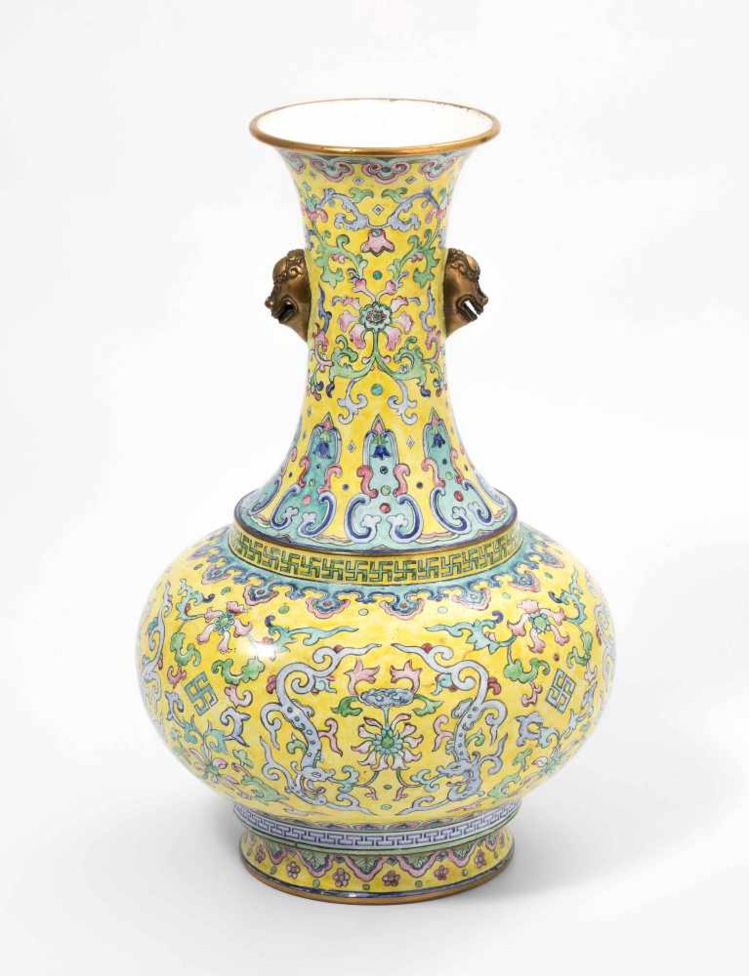 Canton Email VaseChina, Qing-Dynastie. Canton Email. Bauchige Vase mit langem, ausladenden Hals, die