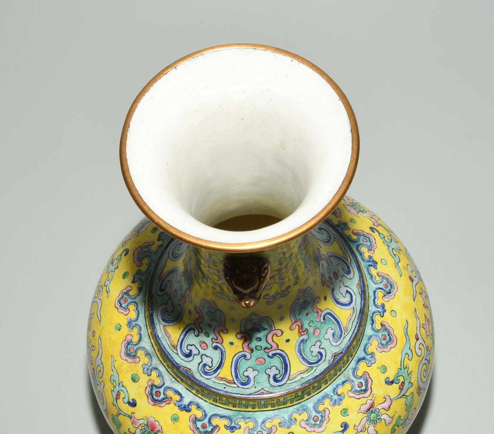 Canton Email VaseChina, Qing-Dynastie. Canton Email. Bauchige Vase mit langem, ausladenden Hals, die - Bild 6 aus 8