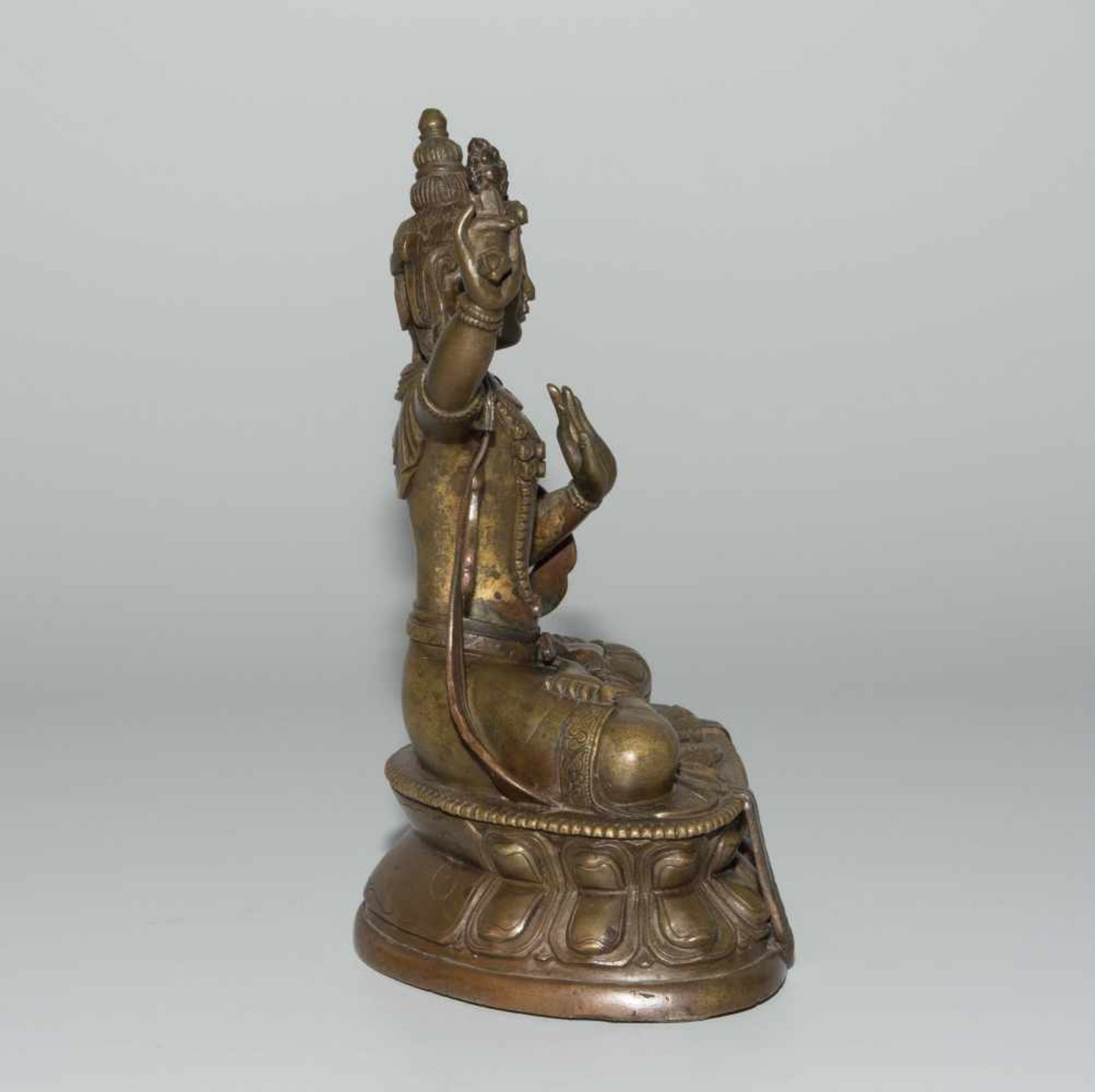 Figur des ManjushriNepal. Bronze. Bodhisattva der Weisheit, seine Rechte mit dem Schwert der - Bild 5 aus 9