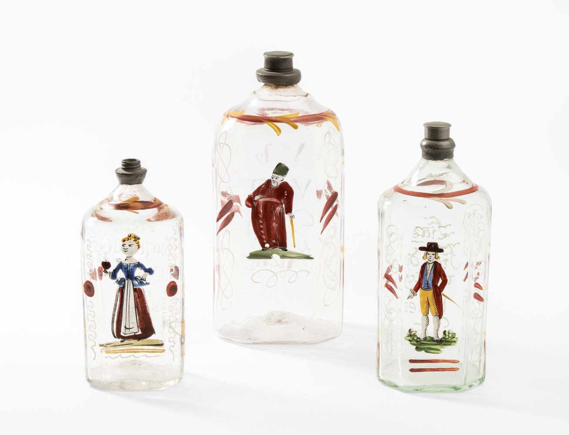 AlpenländischLot: 3 Schnapsflaschen. Um 1800. Farbloses Glas mit je verschiedener Figur in