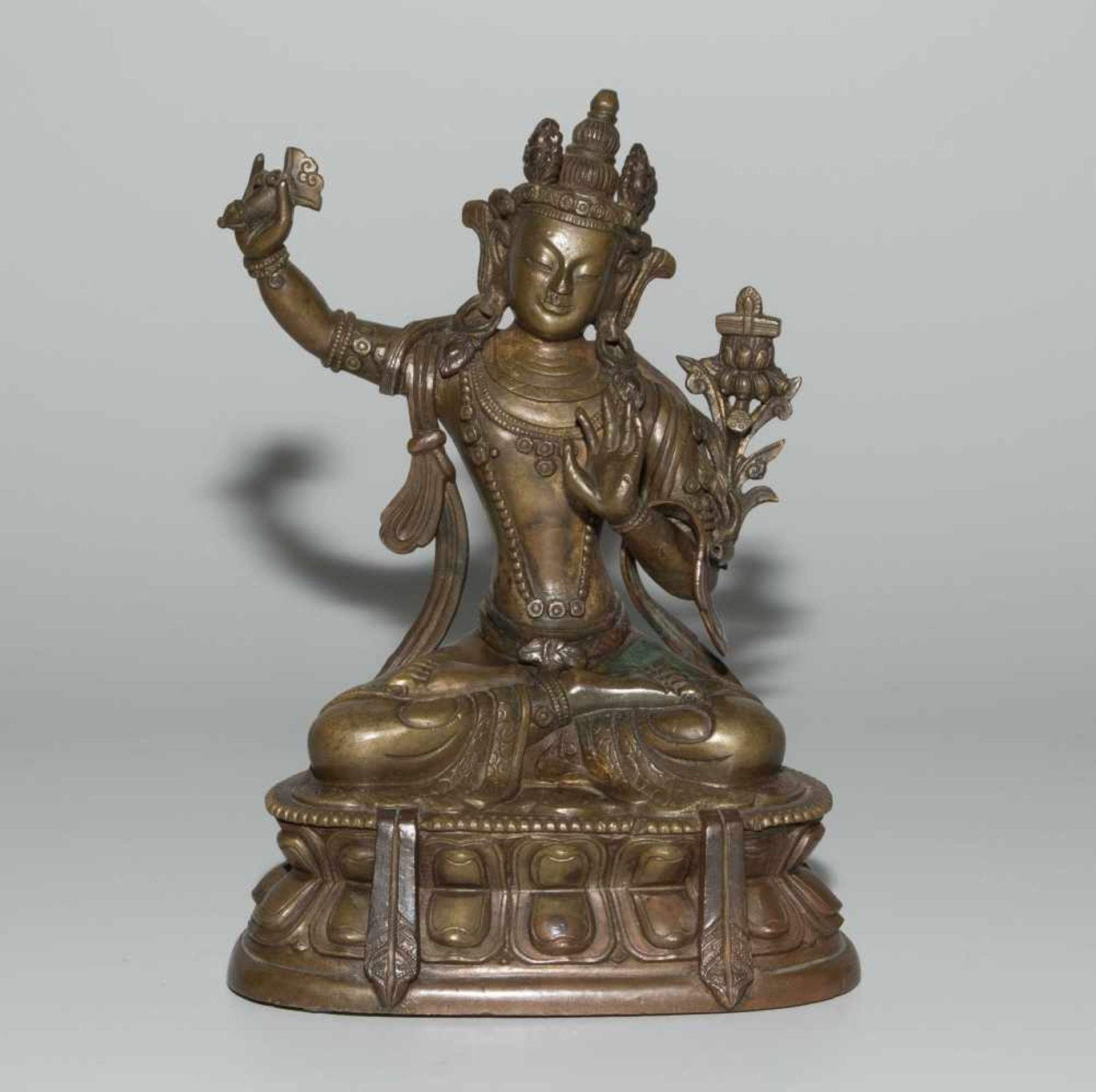 Figur des ManjushriNepal. Bronze. Bodhisattva der Weisheit, seine Rechte mit dem Schwert der - Bild 2 aus 9
