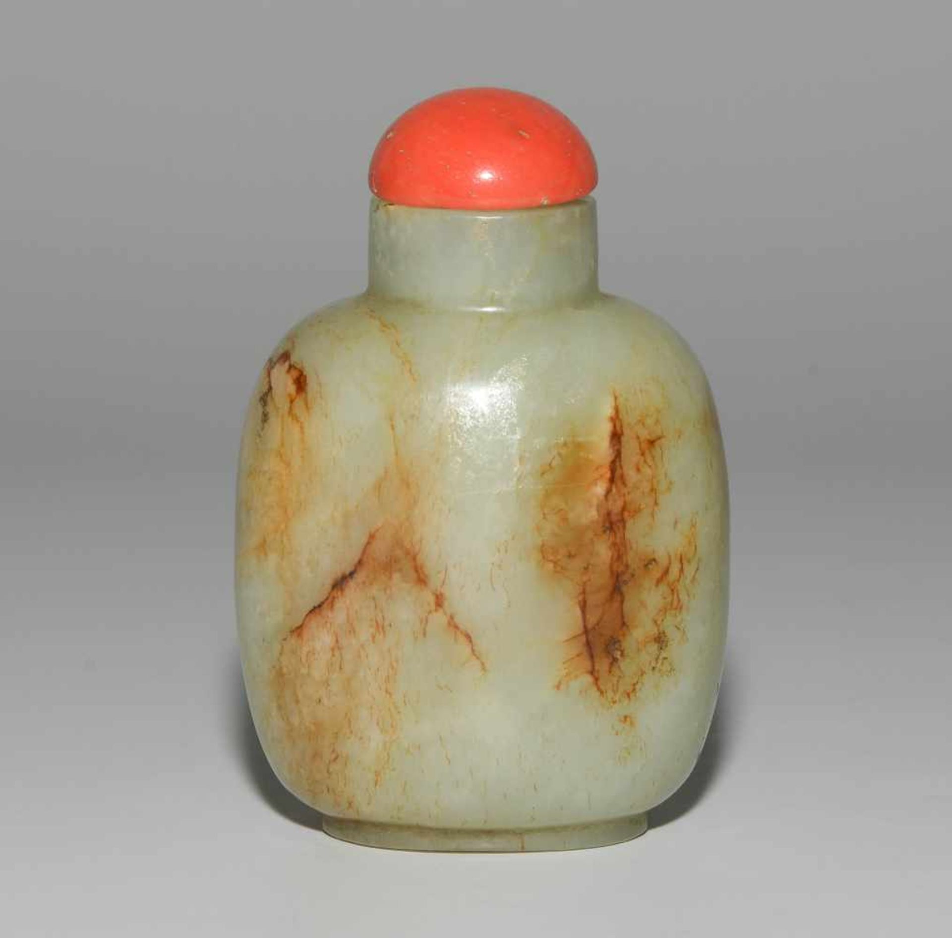 Snuff BottleChina, 20.Jh. Celadongrüne Jade mit ockerfarbenen Adern. Breite Balusterform. Stöpsel - Bild 4 aus 9