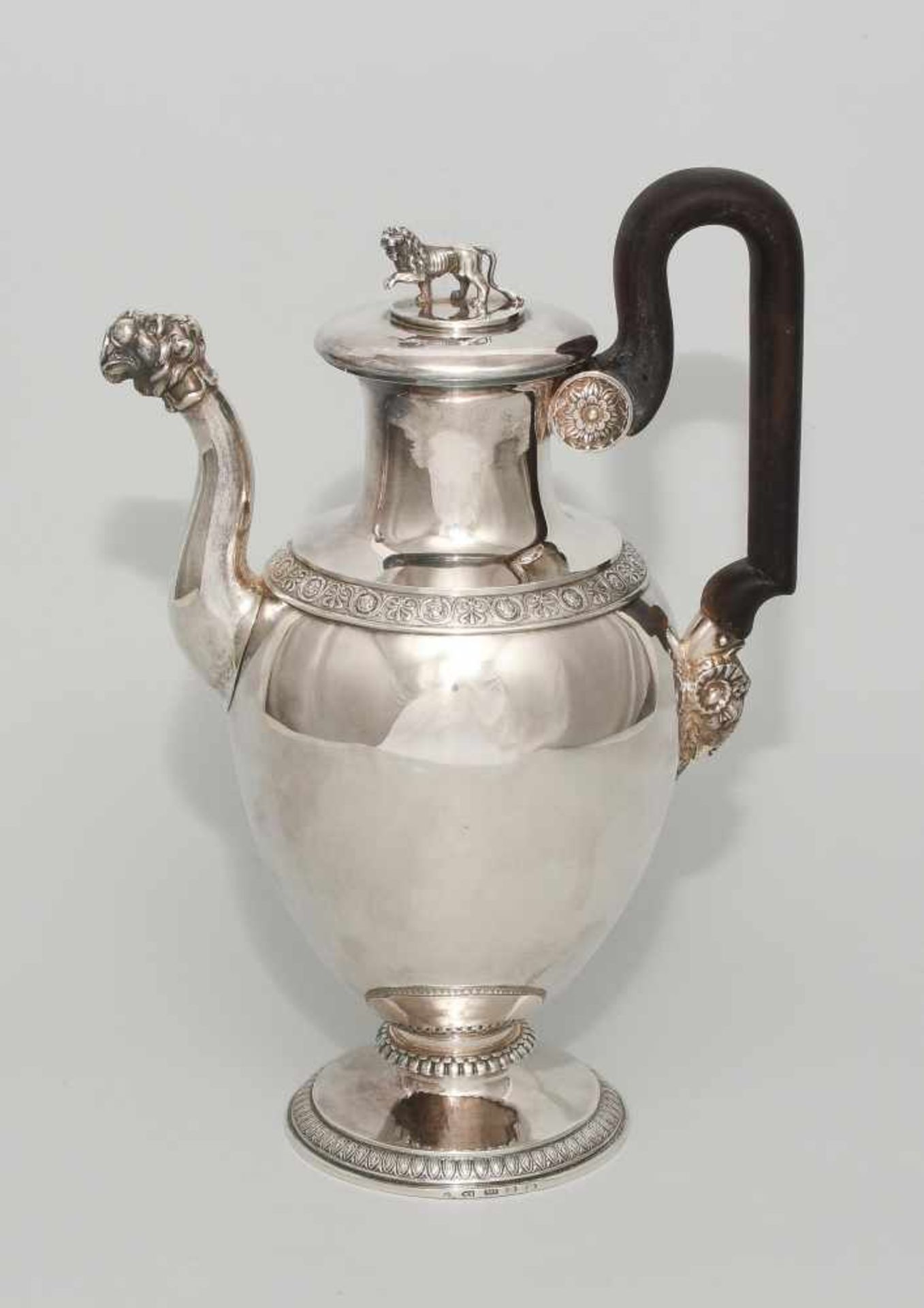 Kaffee- und Wasserkanne, BernUm 1820. Silber. Werkstatt Rehfues. Runder, eingezogener Fuss, - Bild 4 aus 5