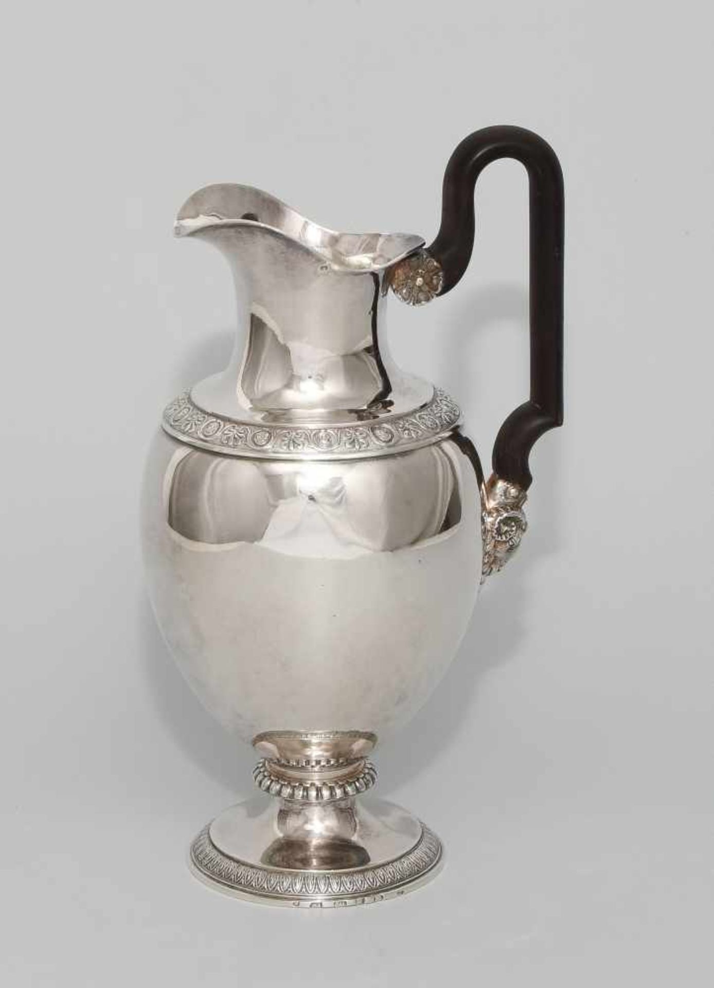 Kaffee- und Wasserkanne, BernUm 1820. Silber. Werkstatt Rehfues. Runder, eingezogener Fuss, - Bild 2 aus 5