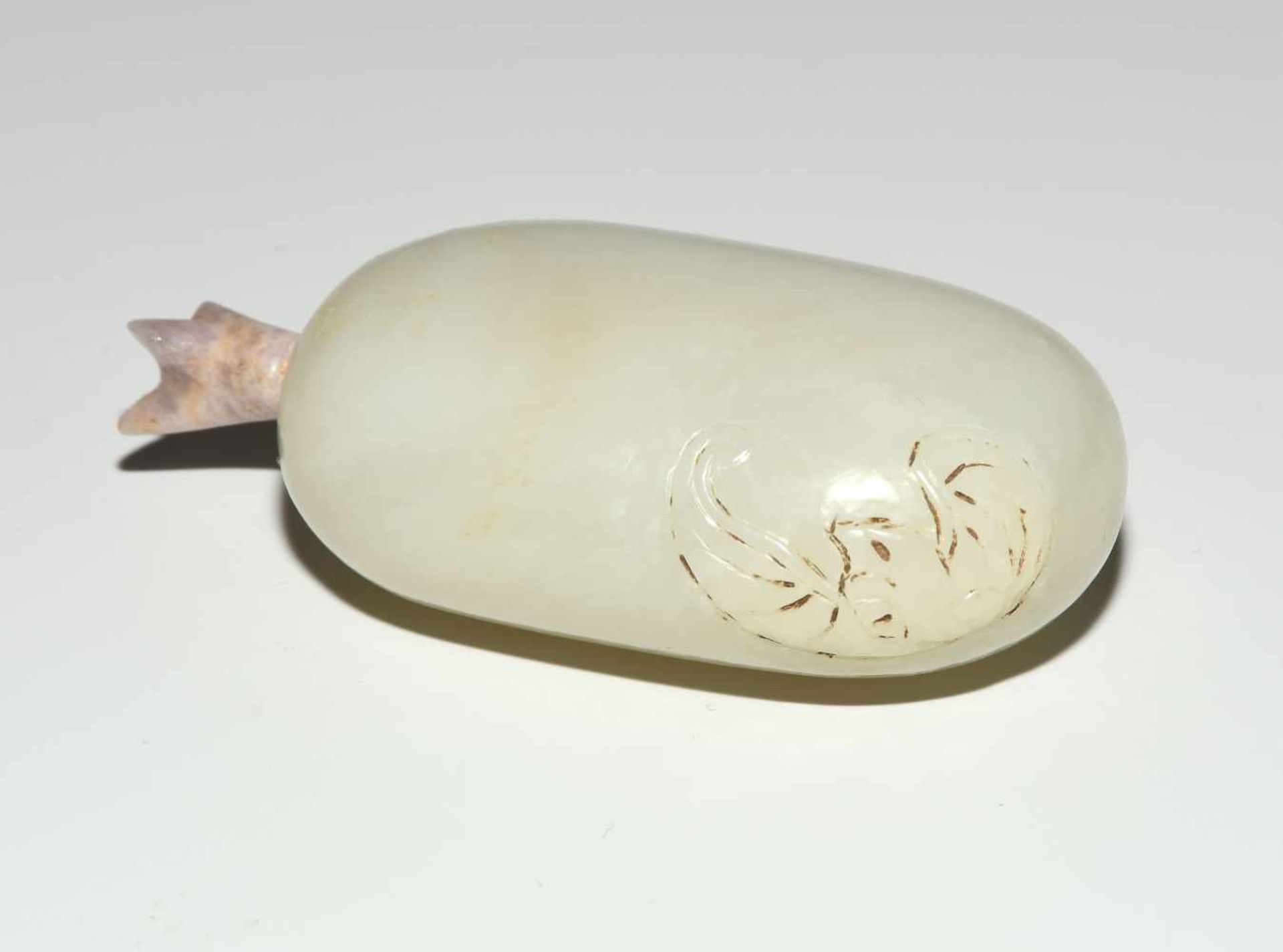 Snuff BottleChina, 20.Jh. Gräulich-weisse Jade. Ovoidform mit gravierter Fledermaus. H 7 cm. - Bild 4 aus 9