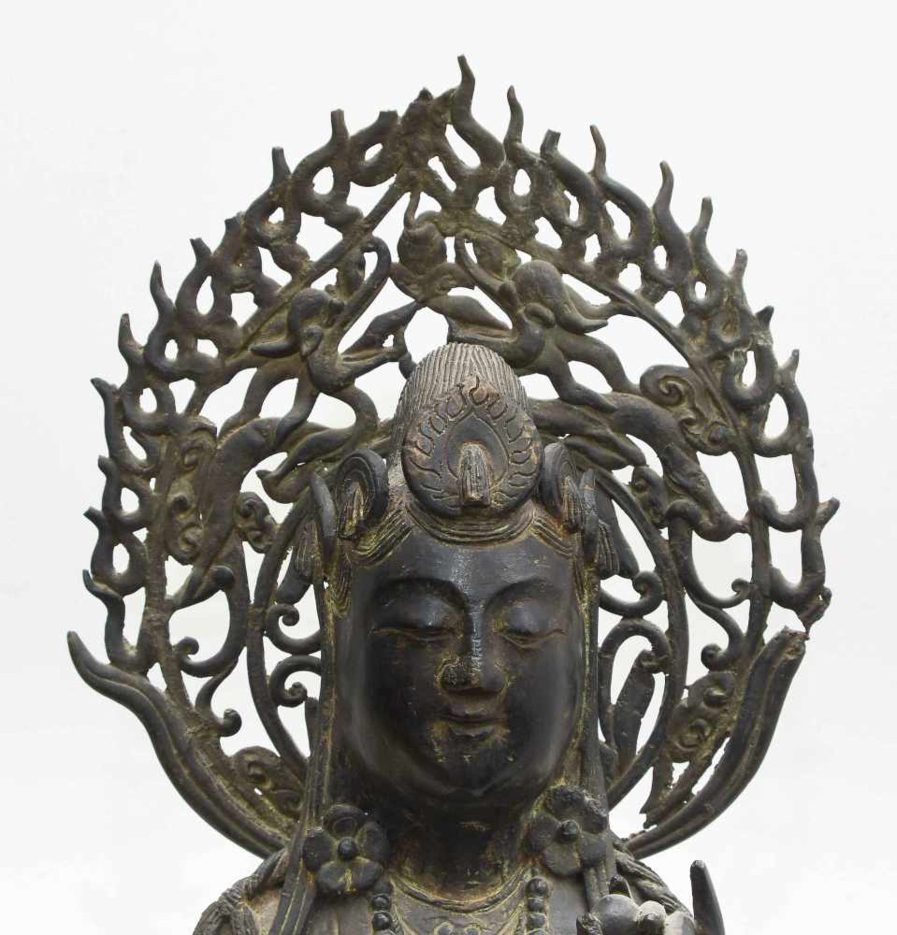 Grosse Figur der GuanyinChina. Bronze. Auf Lotossockel stehende Guanyin, gekleidet in langem - Bild 8 aus 12