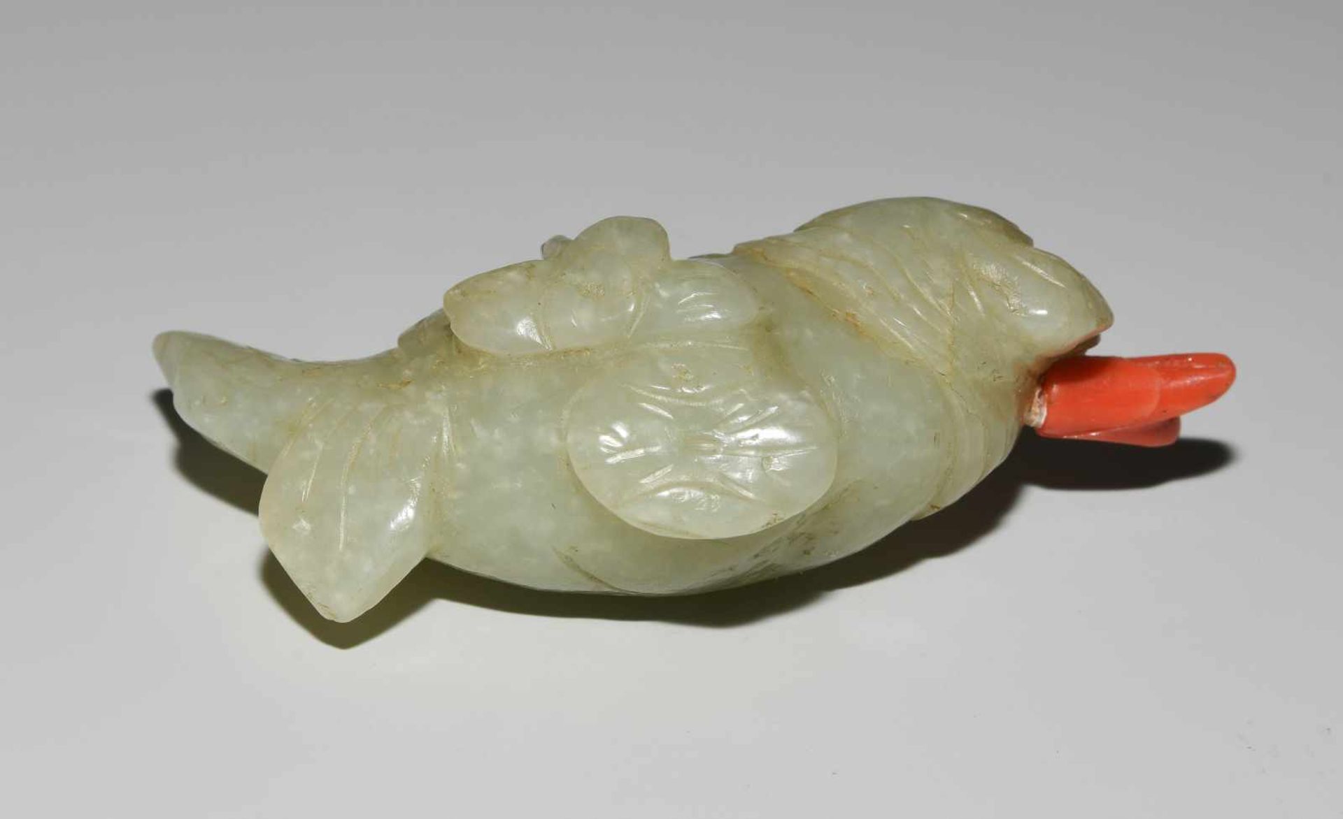 Snuff BottleChina, 20.Jh. Celadongrüne Jade. In Form eines Goldfischs. Stöpsel aus Koralle, geklebt. - Bild 4 aus 9