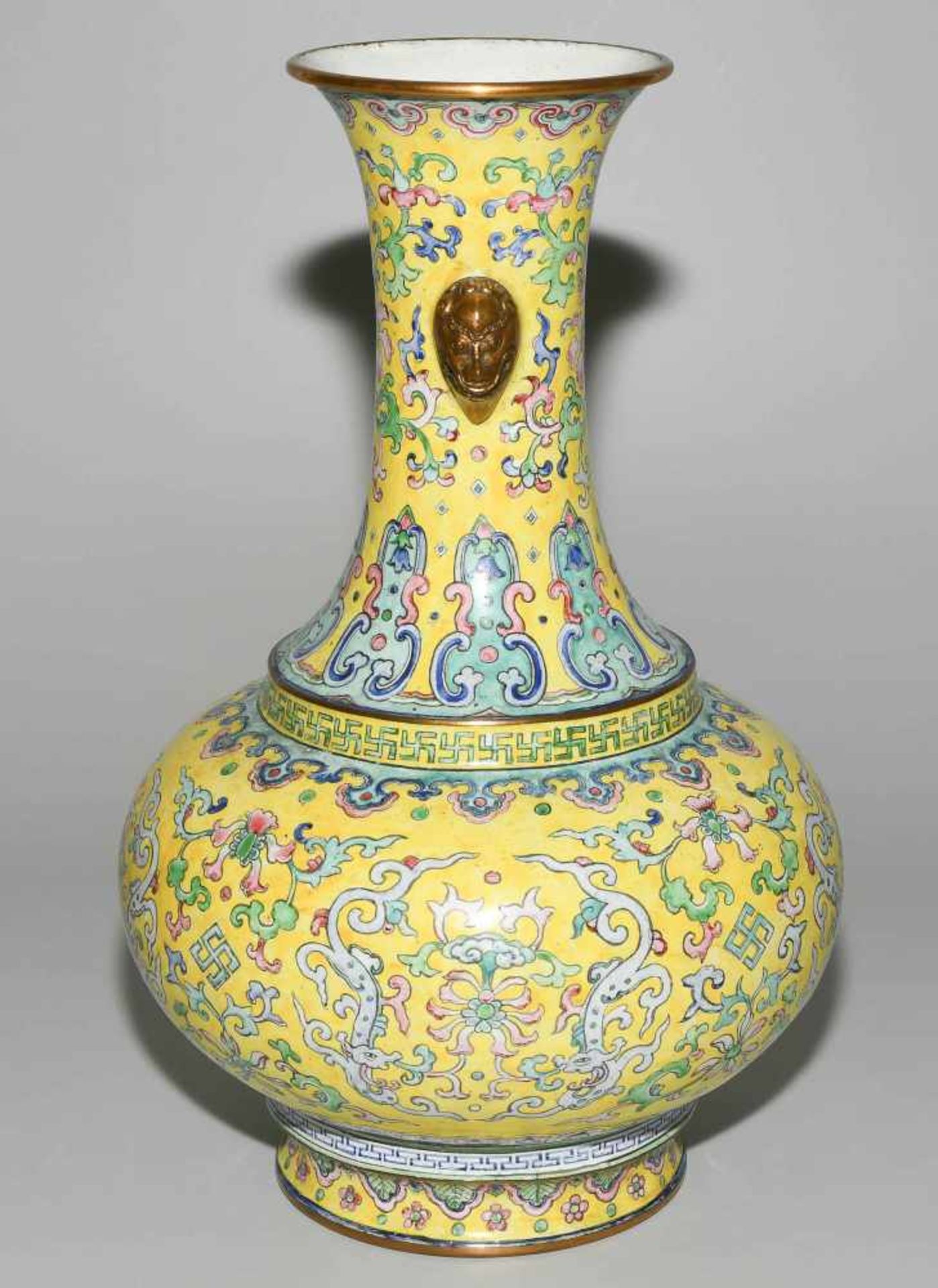 Canton Email VaseChina, Qing-Dynastie. Canton Email. Bauchige Vase mit langem, ausladenden Hals, die - Bild 5 aus 8