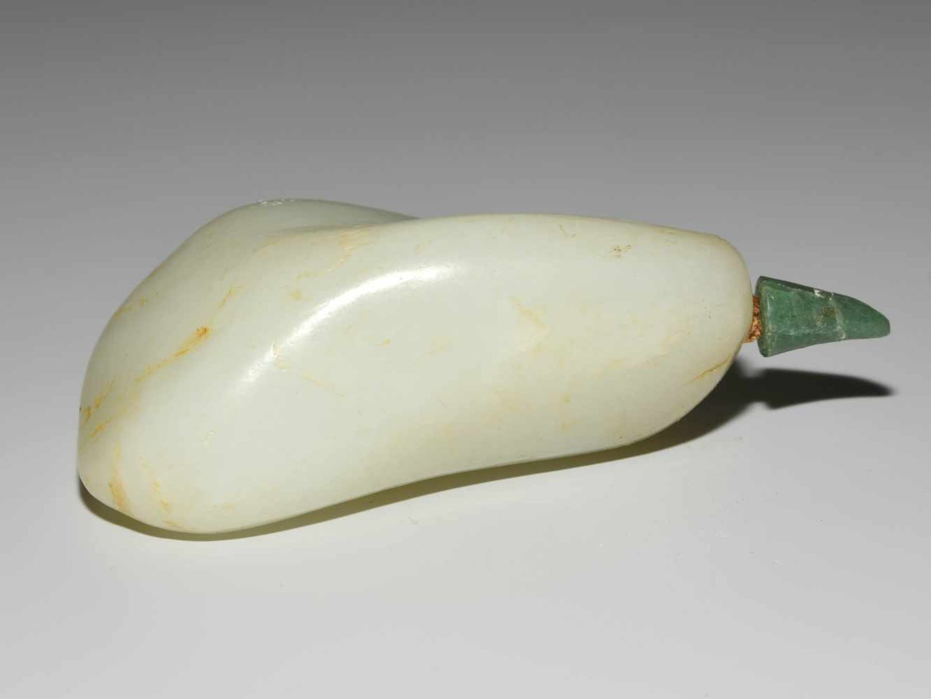 Snuff BottleChina, 20.Jh. Helle celadonfarbene Jade. In Form eines Kiesels. H 9,5 cm. - Stöpsel - Bild 4 aus 9