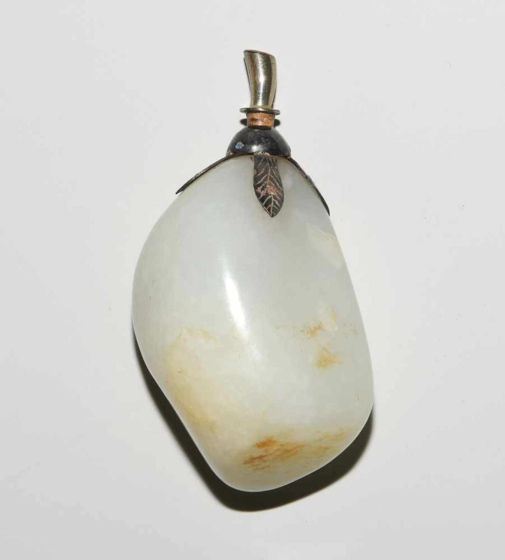 Snuff BottleChina, 20.Jh. Helle celadonfarbene Jade mit opaken und ockerfarbenen Zonen. In Form - Bild 2 aus 9