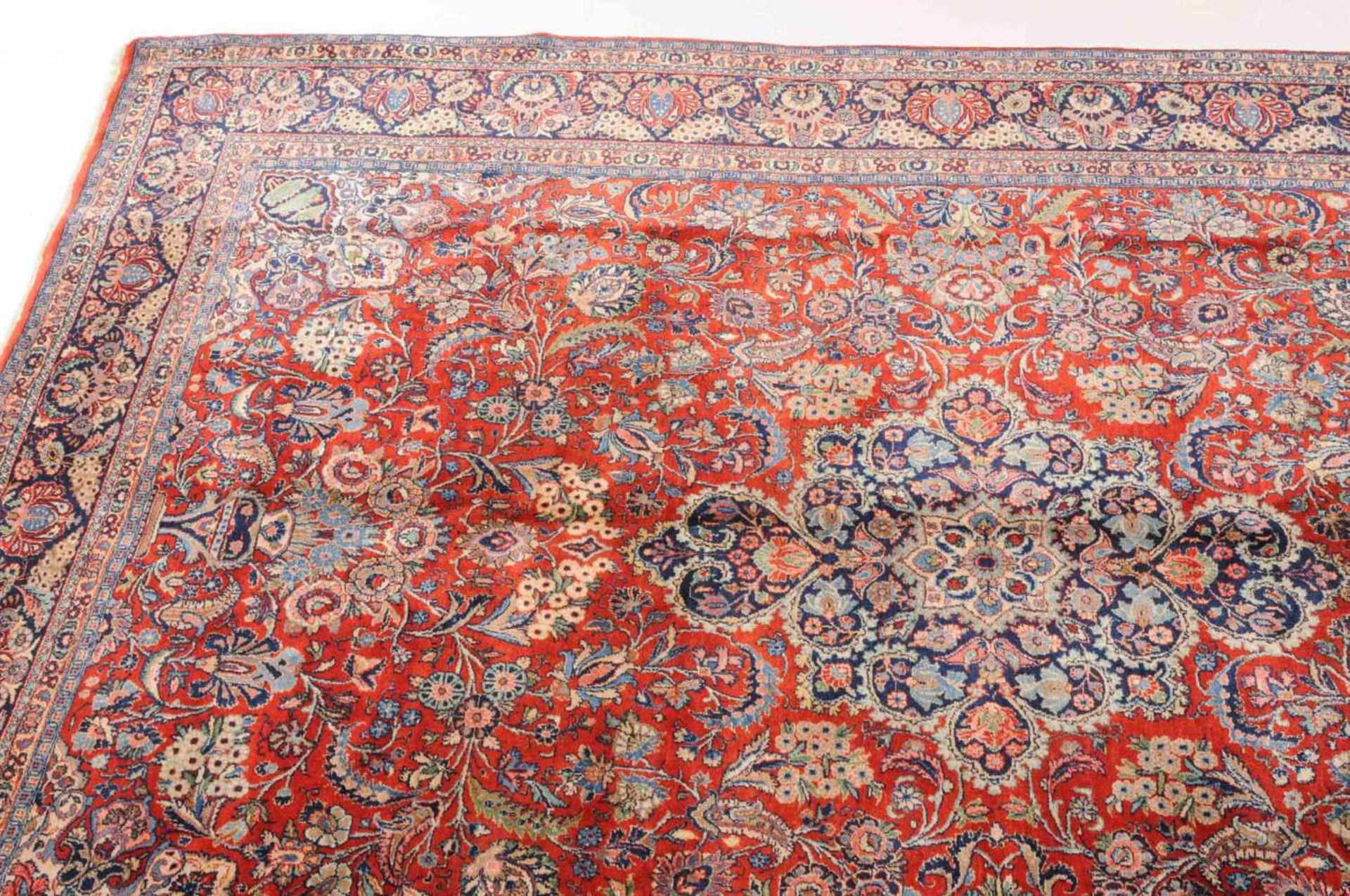 IkbatanW-Persien, um 1900. Im roten Innenfeld liegt ein elegantes blaues Zitronen-Medaillon, oben - Bild 5 aus 11