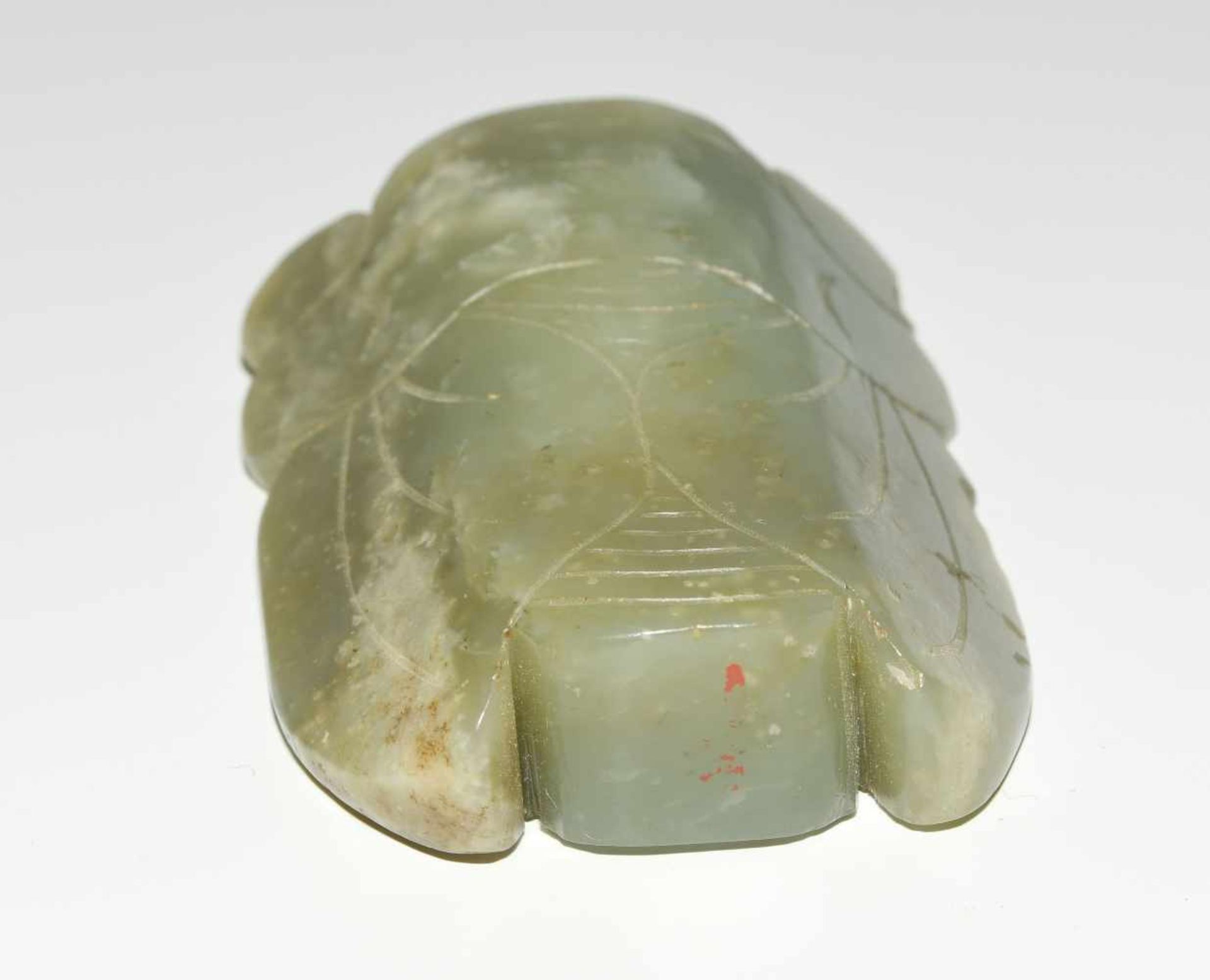 Snuff BottleChina, 20.Jh. Celadongrüne Jade mit weissen Zonen. In Form einer Zikade. L 8,5 cm. - - Bild 7 aus 9