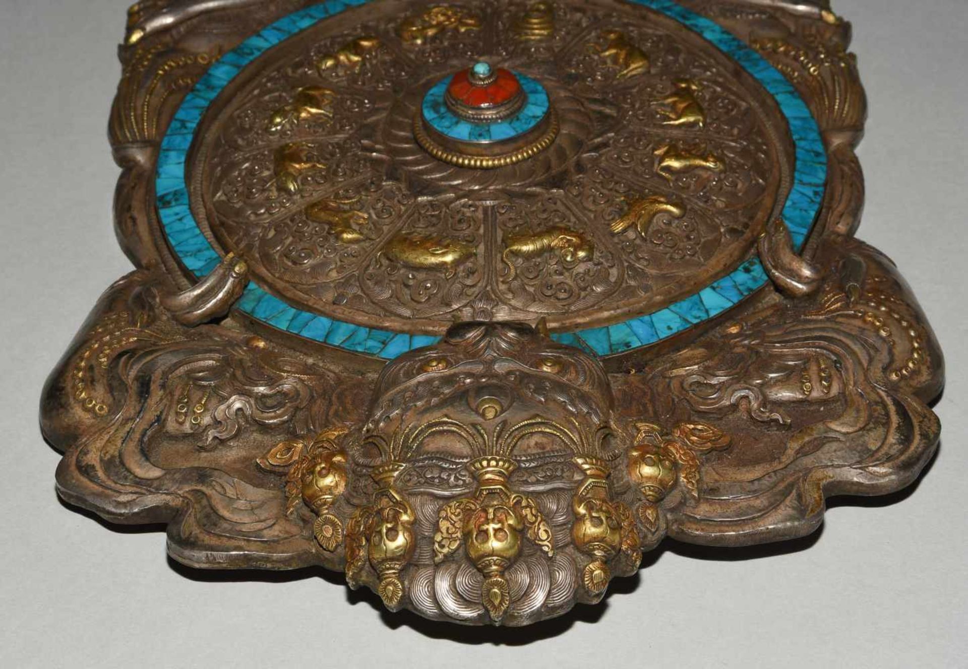 Bhavacakra-MandalaNepal, 20.Jh. Silber, getrieben, ziseliert und graviert tlw. vergoldet, Kupfer. - Bild 5 aus 6