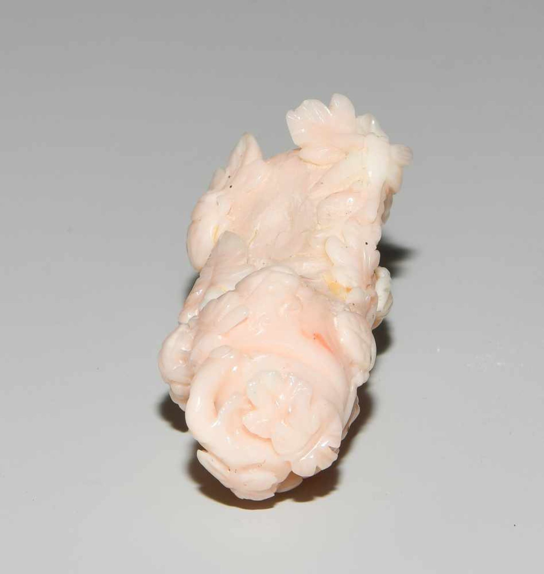 Snuff BottleChina, 20.Jh. Helle, lachsfarbene Koralle. Kalebassenform, umwickelt von einer - Bild 5 aus 8