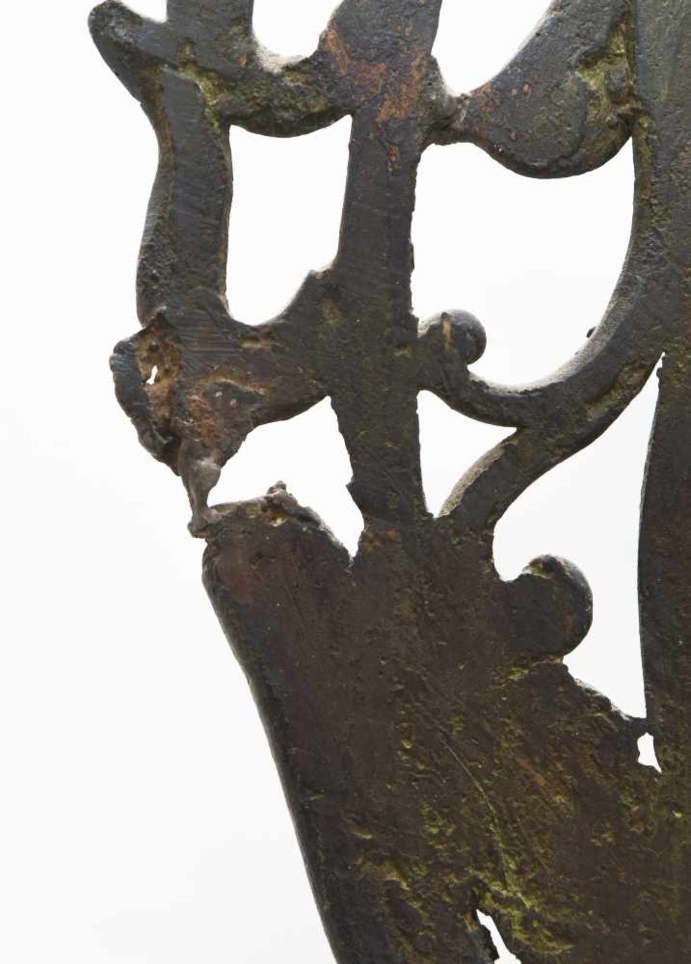 Grosse Figur der GuanyinChina. Bronze. Auf Lotossockel stehende Guanyin, gekleidet in langem - Bild 3 aus 12