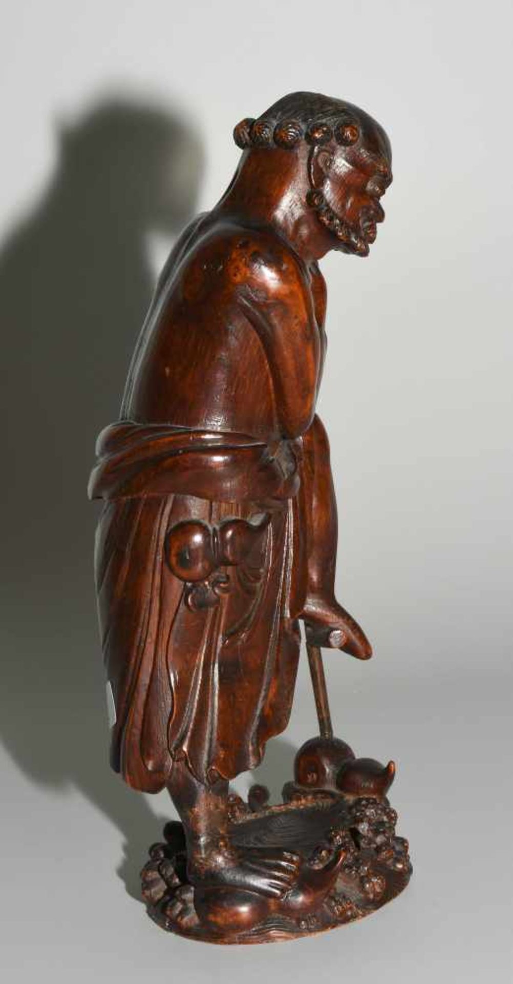 Figur des BodhidharmasChina, 20.Jh. Bambus. Figur des Bodhidharma, im Wasser auf zwei Kalebassen - Bild 3 aus 9