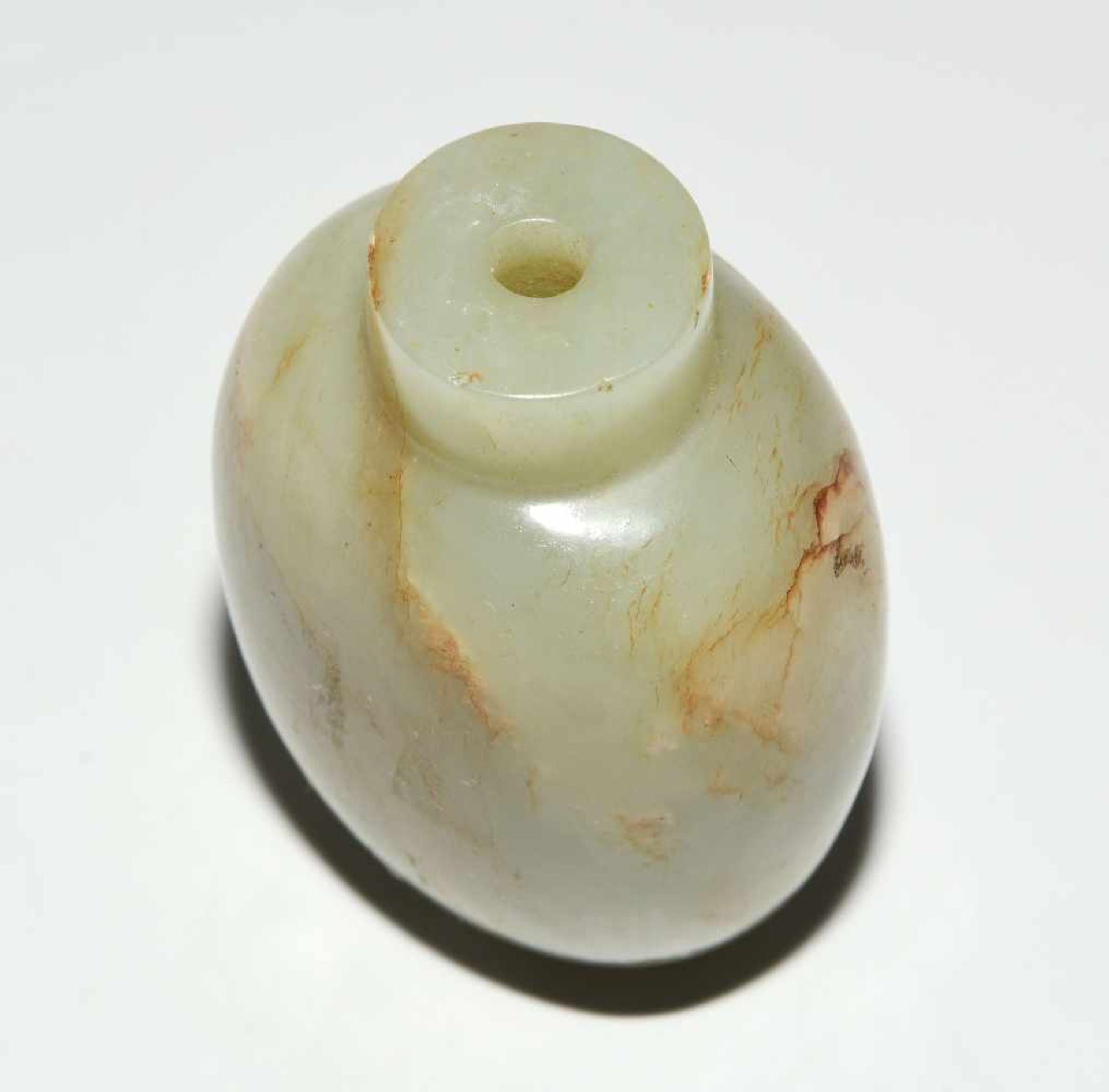 Snuff BottleChina, 20.Jh. Celadongrüne Jade mit ockerfarbenen Adern. Breite Balusterform. Stöpsel - Bild 8 aus 9