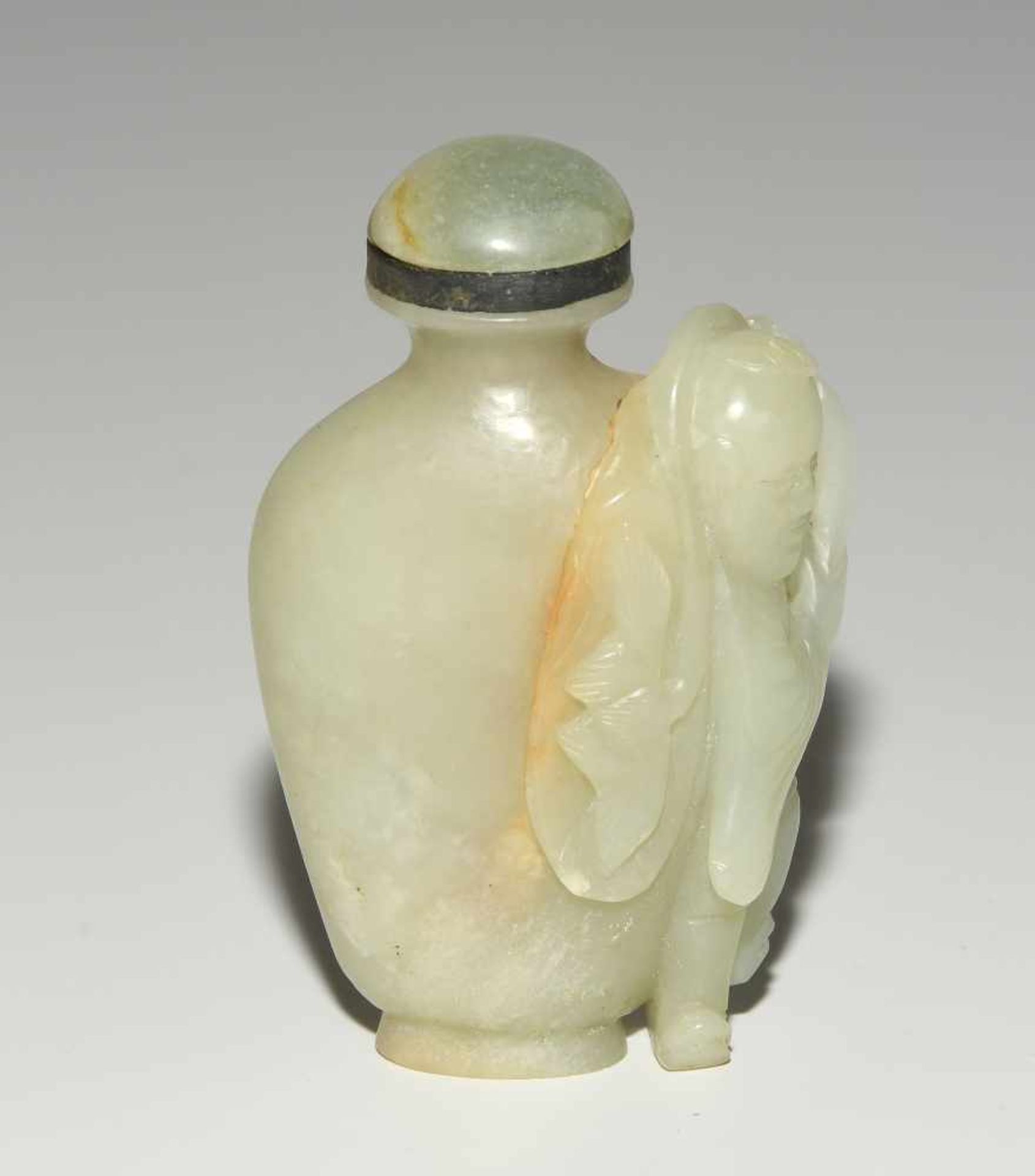 Snuff BottleChina, 20.Jh. Celadonfarbene Jade. Balusterförmiges Gefäss, seitlich reliefiert mit - Bild 2 aus 9