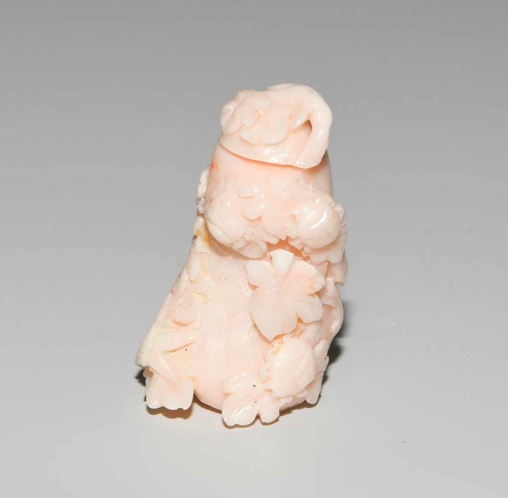 Snuff BottleChina, 20.Jh. Helle, lachsfarbene Koralle. Kalebassenform, umwickelt von einer - Bild 2 aus 8