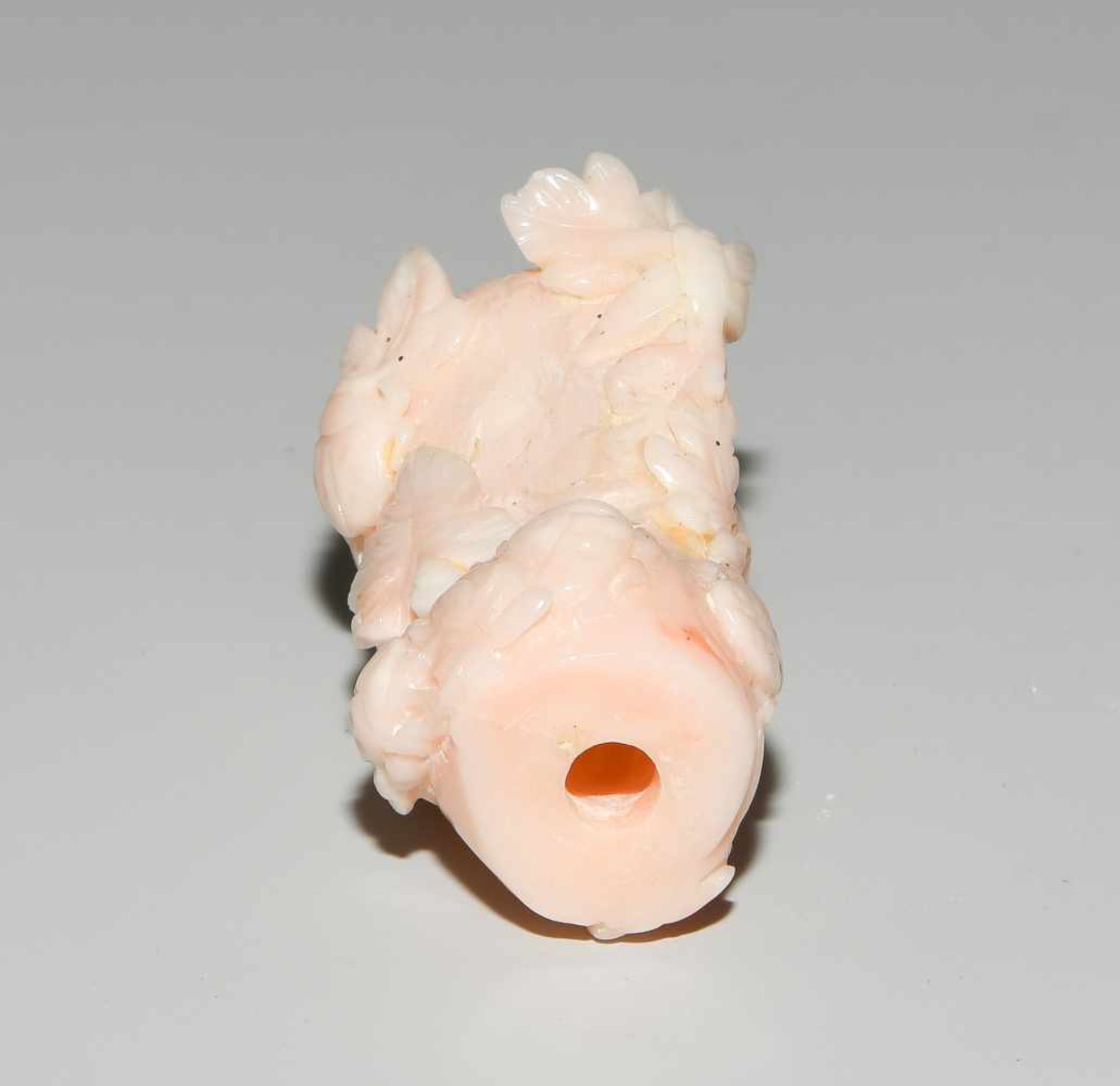 Snuff BottleChina, 20.Jh. Helle, lachsfarbene Koralle. Kalebassenform, umwickelt von einer - Bild 7 aus 8