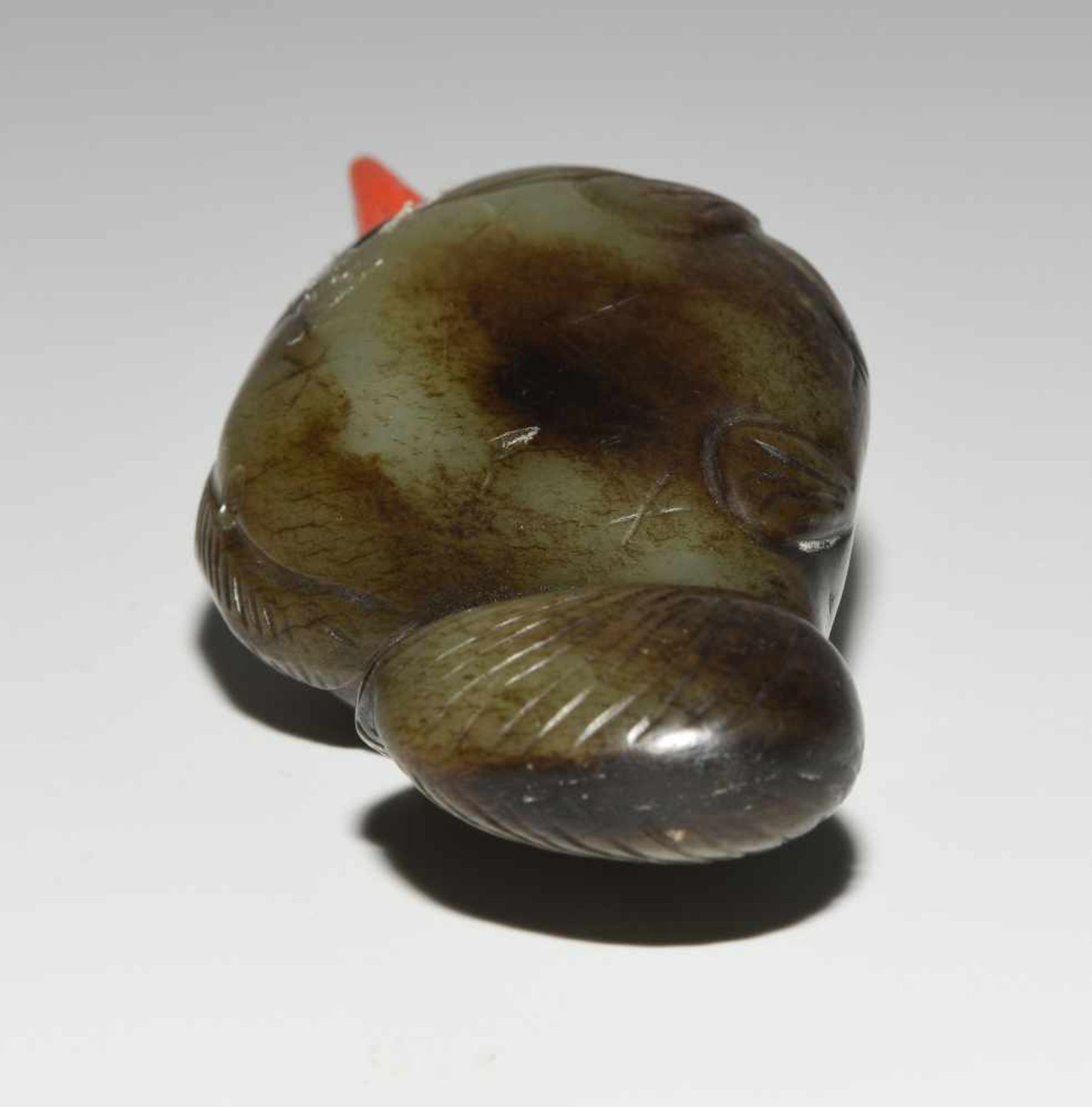 Snuff BottleChina, 20.Jh. Celadonfarbene Jade mit dunklen Zonen. In Form eines Fisches. Riss. - Bild 5 aus 9
