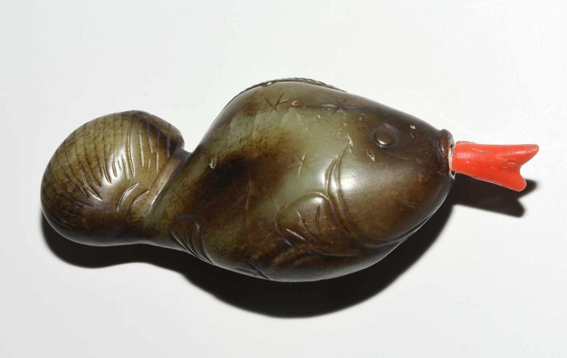Snuff BottleChina, 20.Jh. Celadonfarbene Jade mit dunklen Zonen. In Form eines Fisches. Riss. - Bild 3 aus 9