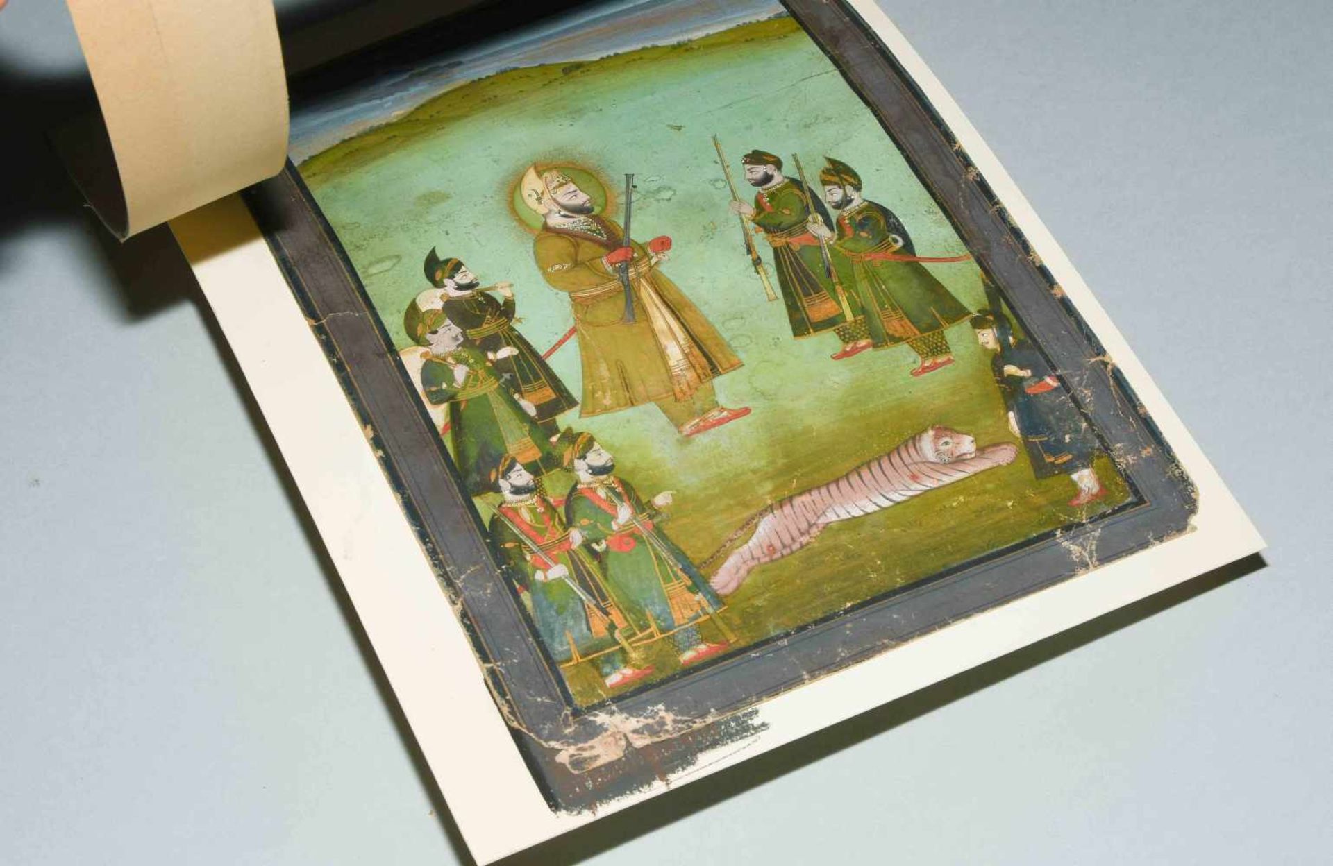 MiniaturmalereiIndien, Rajasthan. Pigmentfarben und Gold auf Papier. Maharaja mit Gewehr und seine - Bild 3 aus 11