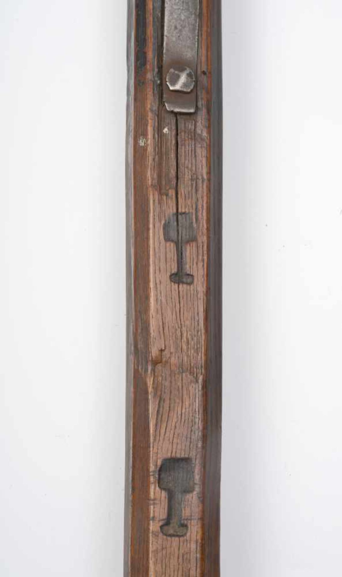 HalbarteDeutschland, um 1700. Eisen, lange Vierkantspitze ( L ca. 106 cm inkl. Schaftfedern). - Bild 5 aus 6