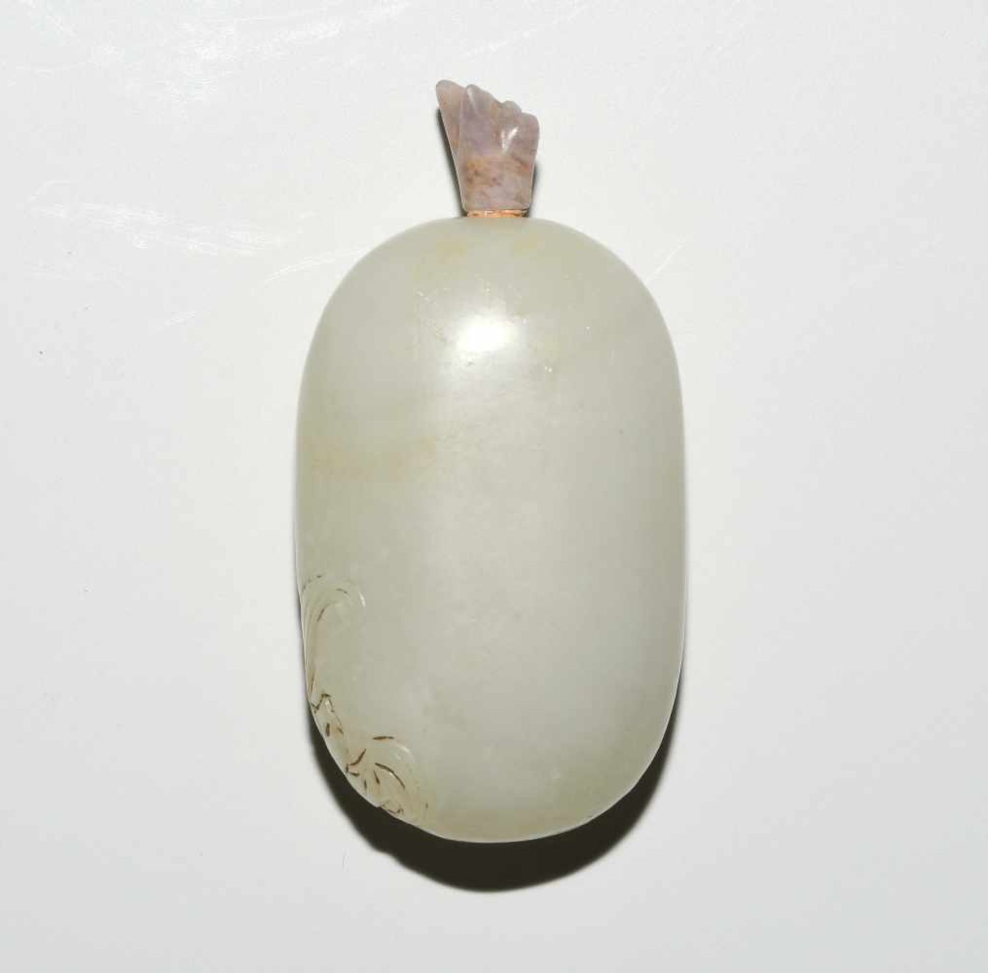 Snuff BottleChina, 20.Jh. Gräulich-weisse Jade. Ovoidform mit gravierter Fledermaus. H 7 cm. - Bild 2 aus 9