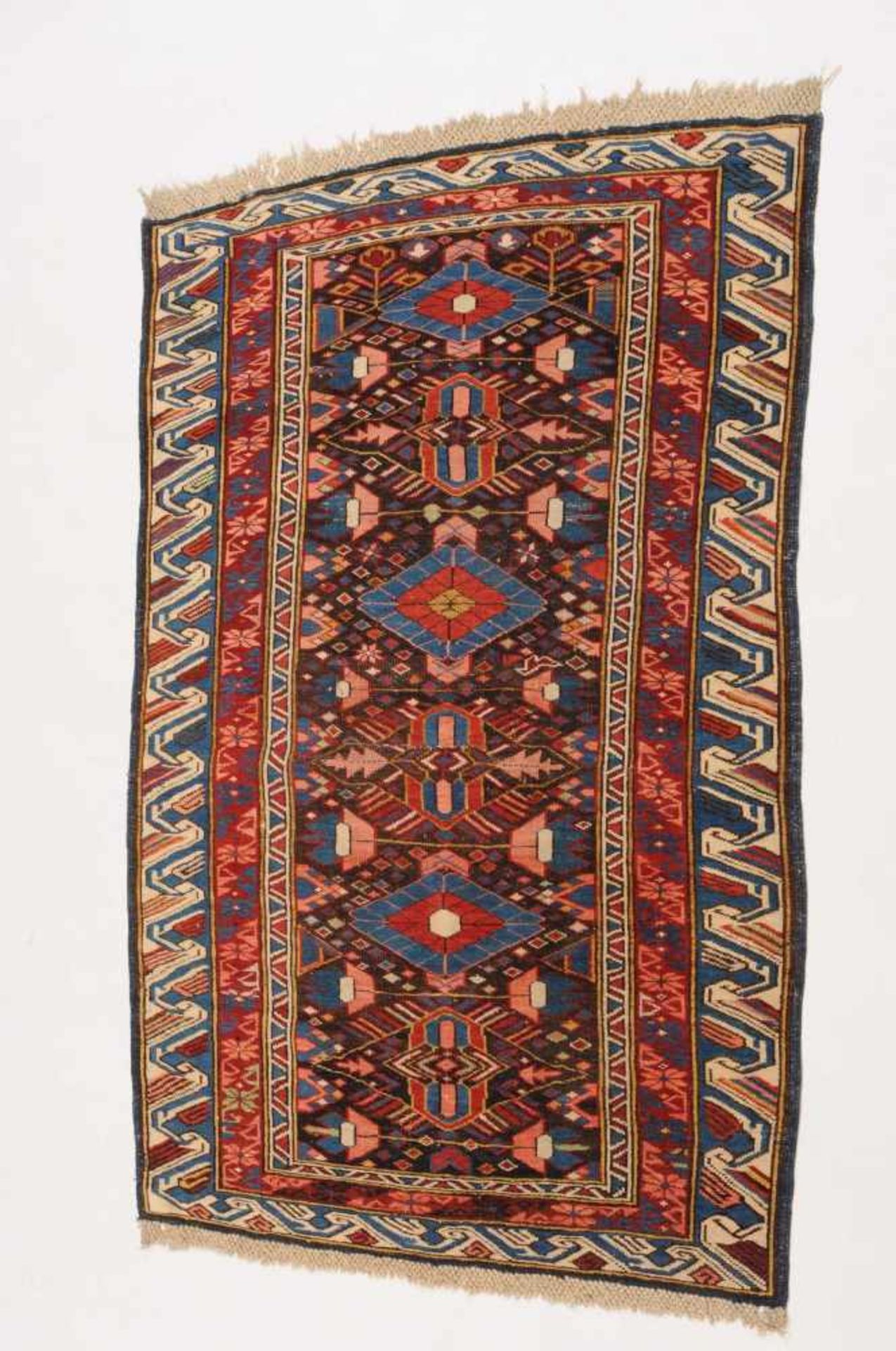SeichurO-Kaukasus, um 1910. Auf braunem Grund figurieren 3 hellblaue dekorative Rautenmedaillons, - Bild 2 aus 9
